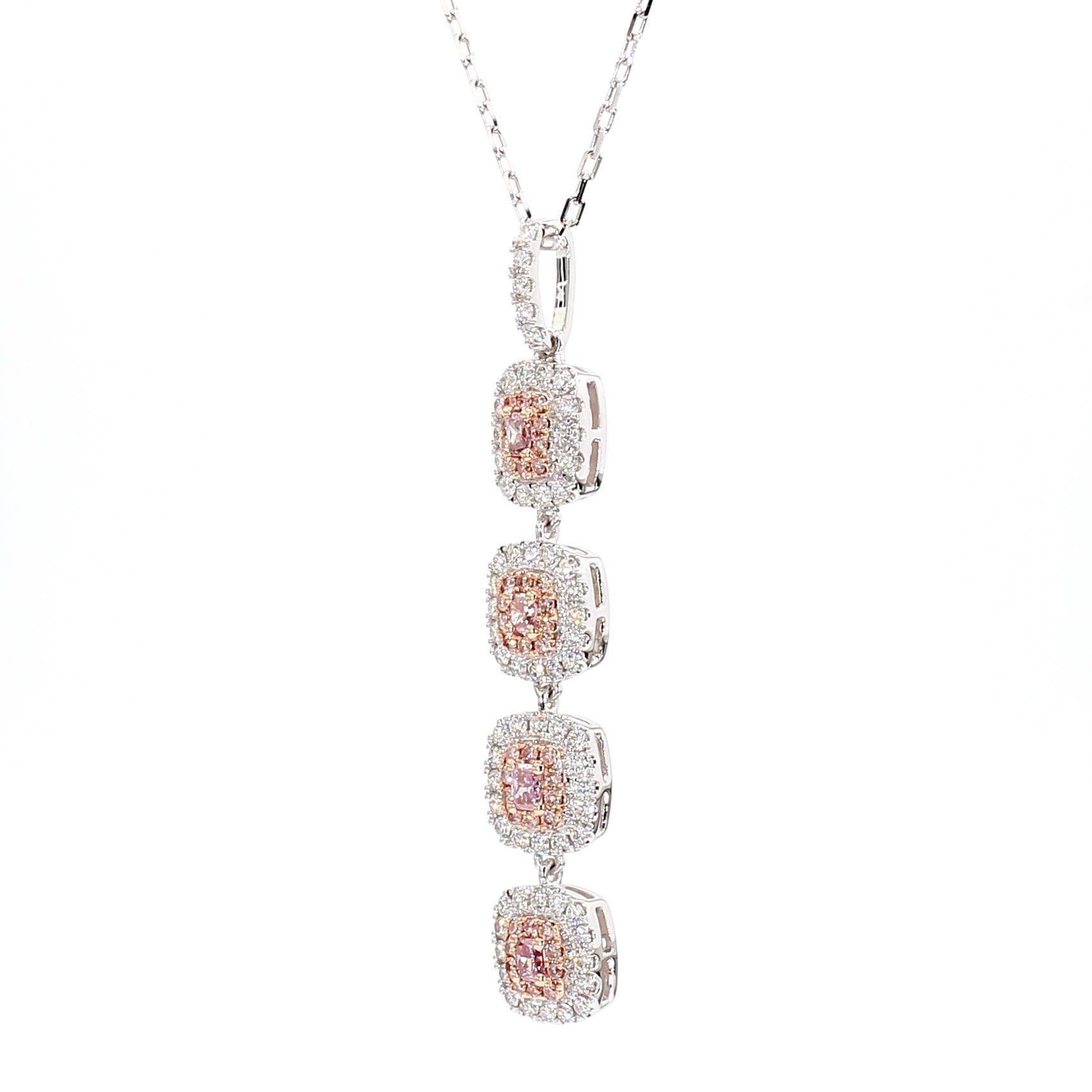 Der schöne IGI-zertifizierte Diamantanhänger von RareGemWorld. Eingefasst in eine wunderschöne Fassung aus 18 Karat Rosé- und Weißgold mit natürlichen rosa Diamanten im Strahlenschliff und natürlichen rosa Diamanten im Kissenschliff. Die Diamanten