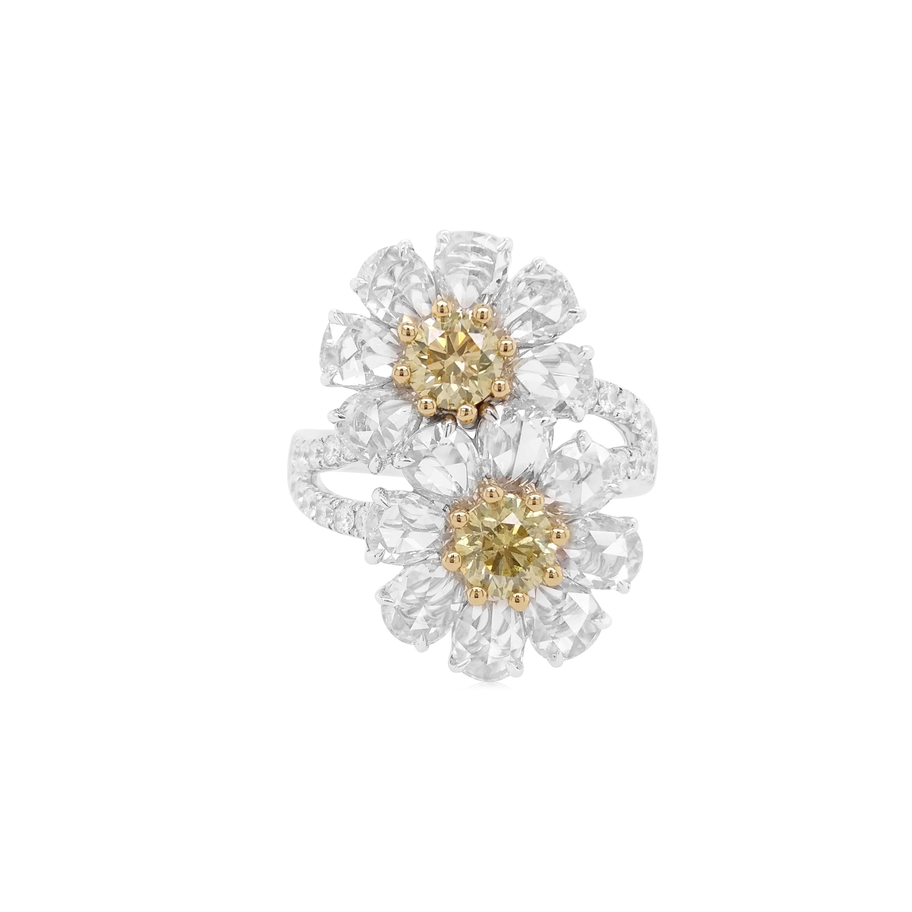 Taille ronde Bague cocktail à fleurs en or 18 carats avec diamants jaunes fantaisie certifiés IGI en vente
