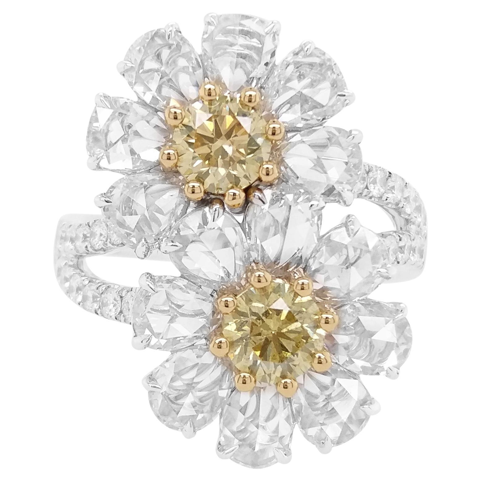 Bague cocktail à fleurs en or 18 carats avec diamants jaunes fantaisie certifiés IGI en vente