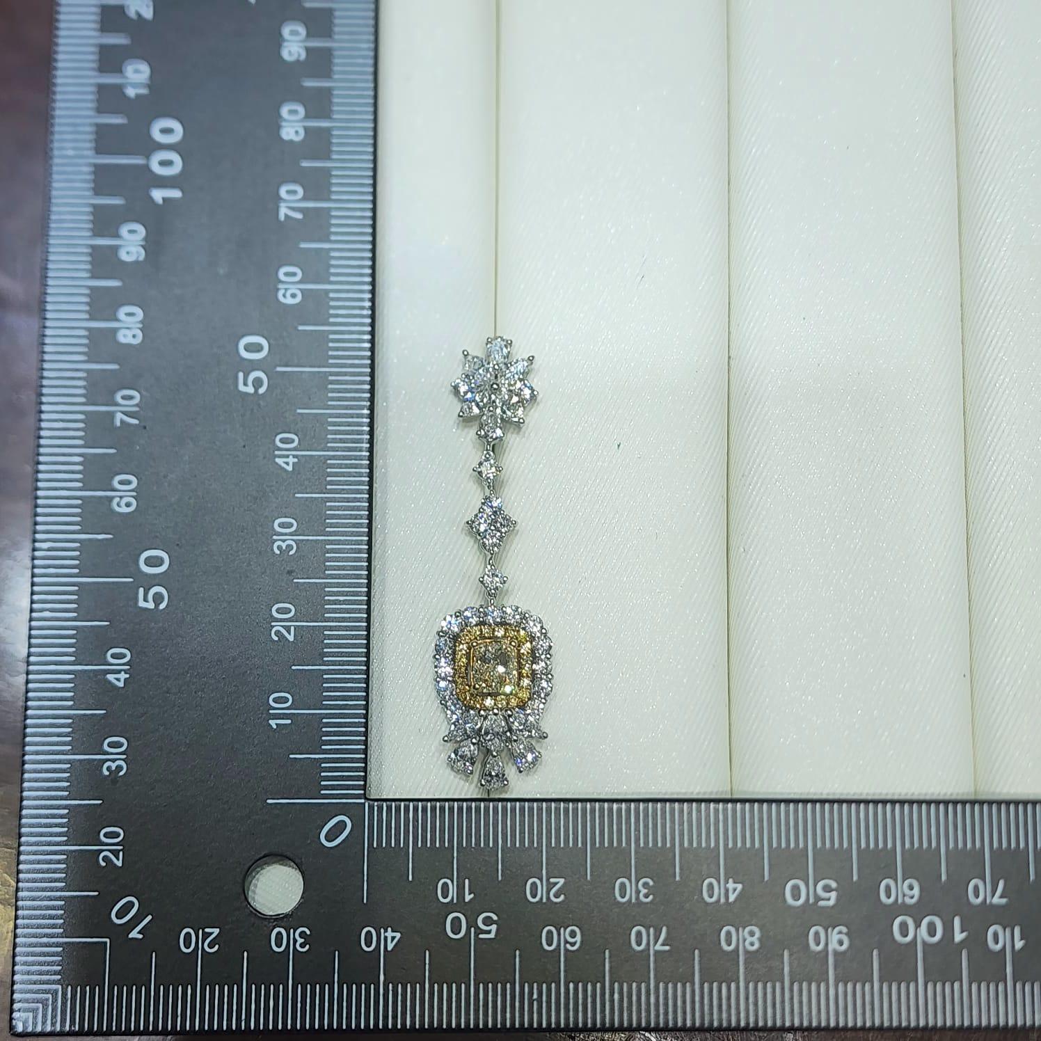 Orecchino a goccia con diamante giallo Fancy certificato IGI in oro bianco 18 carati in vendita 4