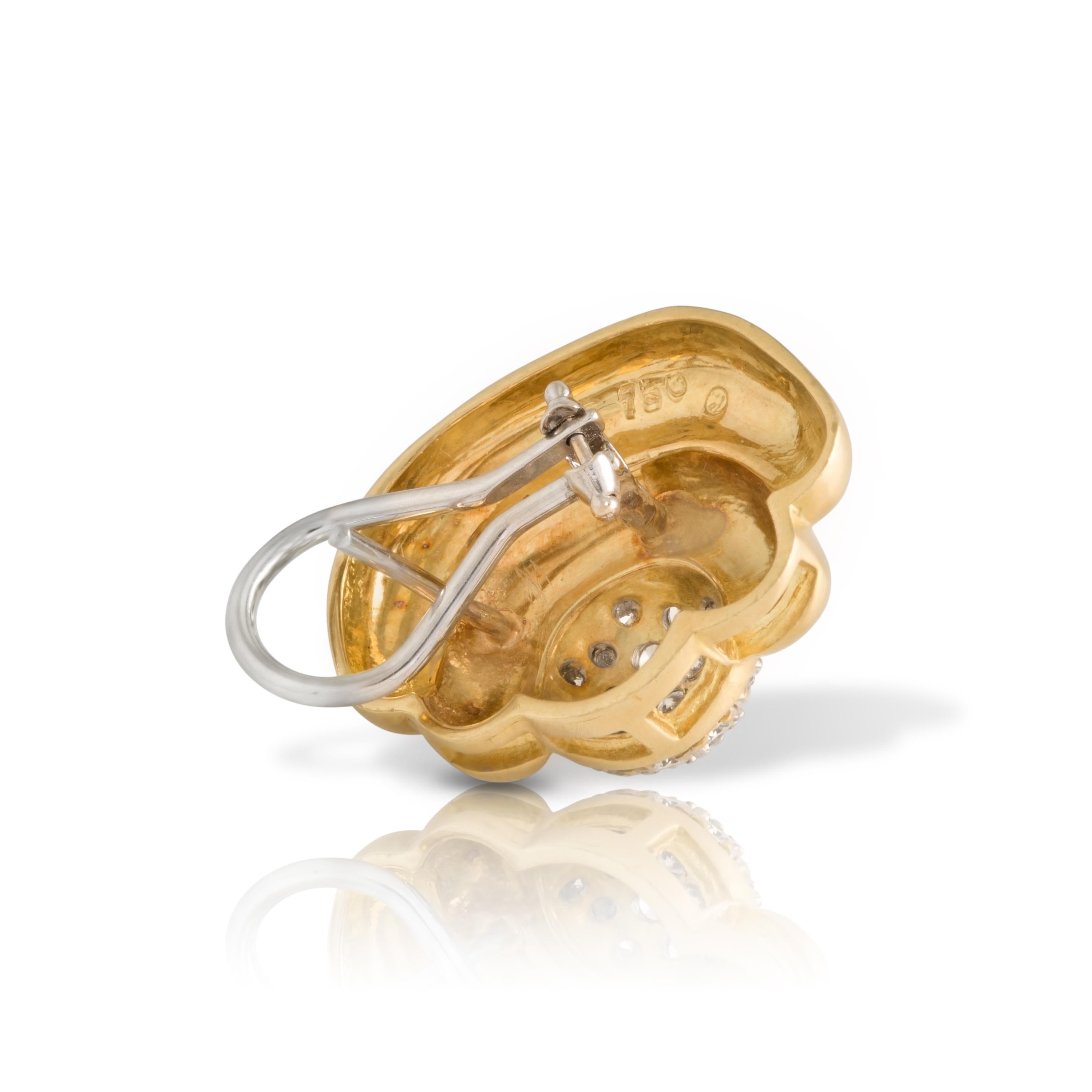 IGI-zertifizierte Gold-Tropfen-Ohrringe in Halterung mit 1 Karat Diamant in der Mitte (Brillantschliff) im Angebot