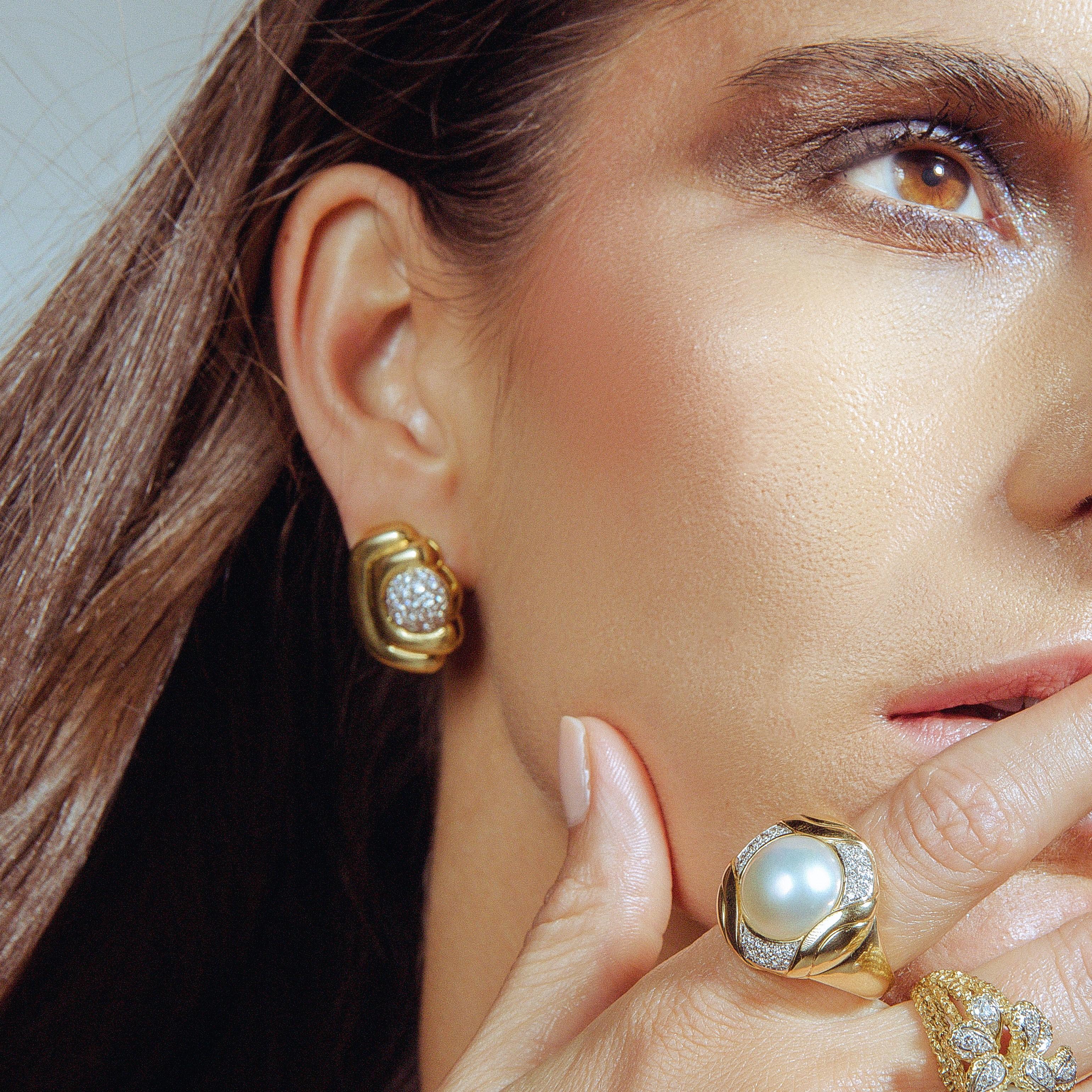 IGI-zertifizierte Gold-Tropfen-Ohrringe in Halterung mit 1 Karat Diamant in der Mitte im Zustand „Gut“ im Angebot in Dubai, DU
