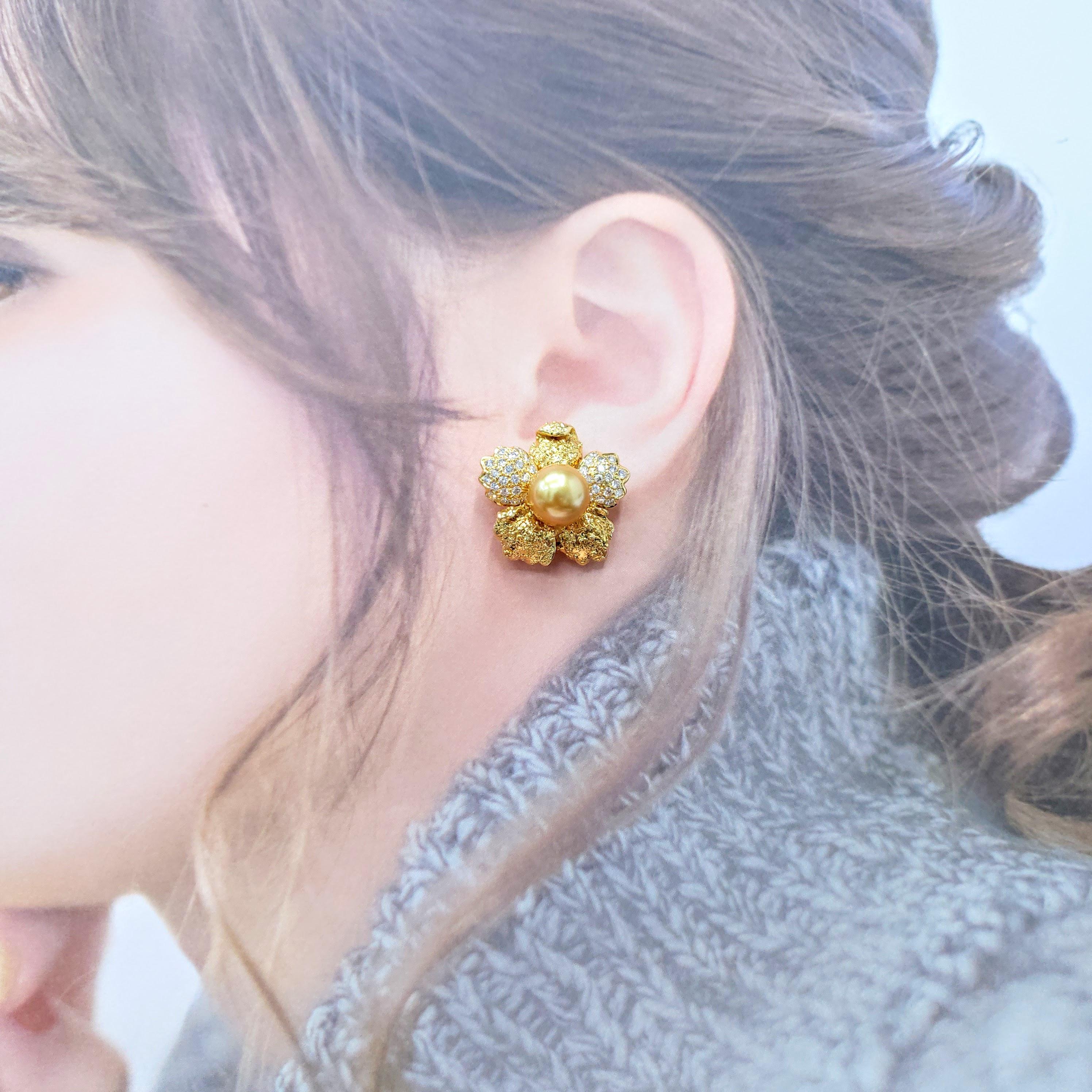 Entdecken Sie den Gipfel der Eleganz mit diesen prächtigen Perlenohrringen aus 18 Karat Gelbgold, einer wahren Verkörperung von Luxus und raffiniertem Geschmack. Jeder Ohrring besteht aus einer atemberaubenden, natürlich goldenen, undurchsichtigen