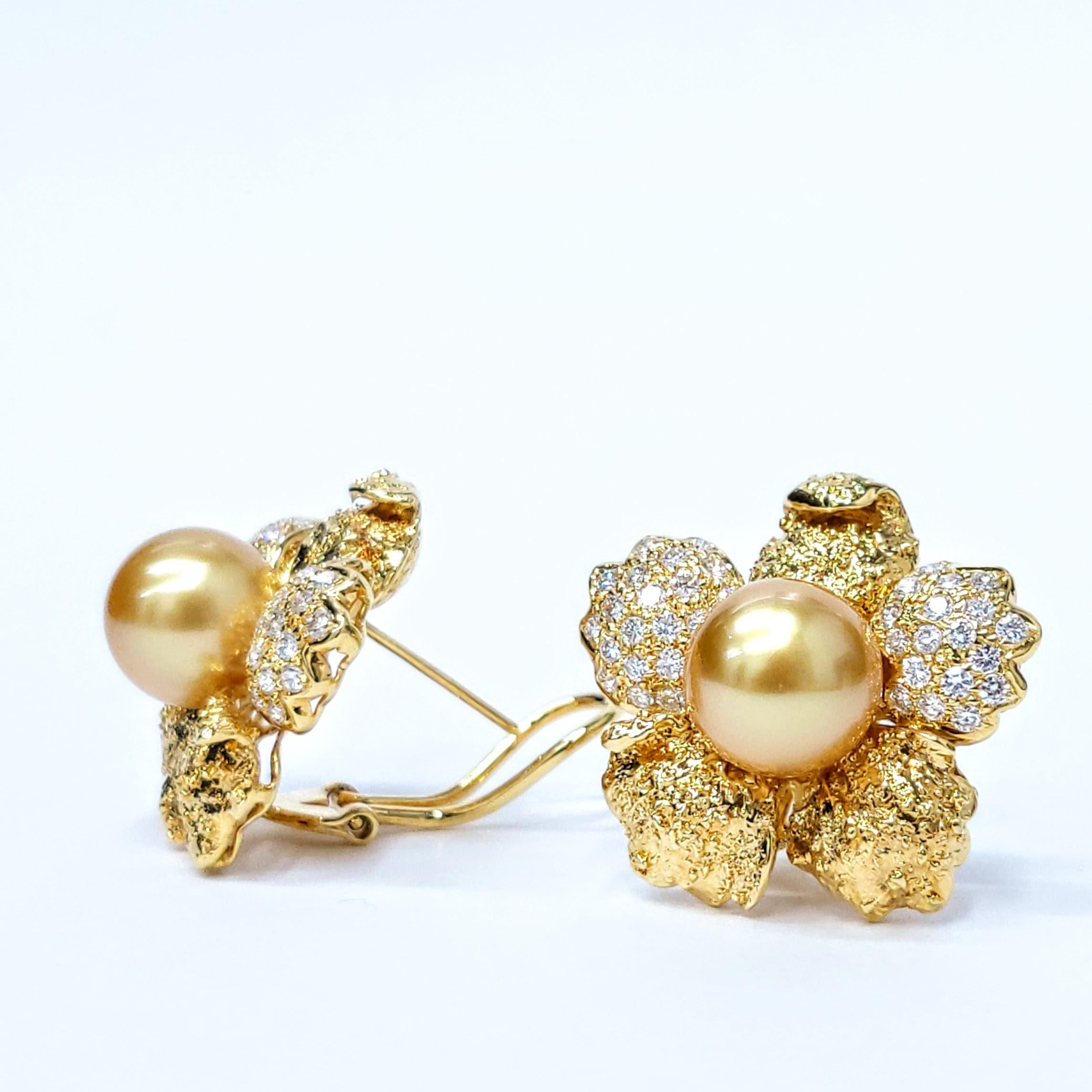 IGI-zertifizierte goldene Südseeperlen und Diamant-Ohrringe aus 18 Karat Gelbgold im Zustand „Neu“ im Angebot in KOWLOON, HK