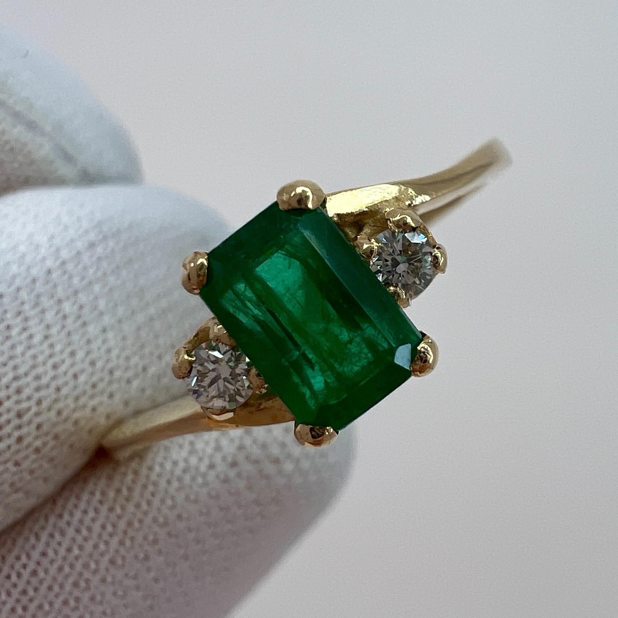 IGI Certified Green Emerald and Diamond Three-Stone Trilogy Yellow Gold Ring In New Condition In Birmingham, GB