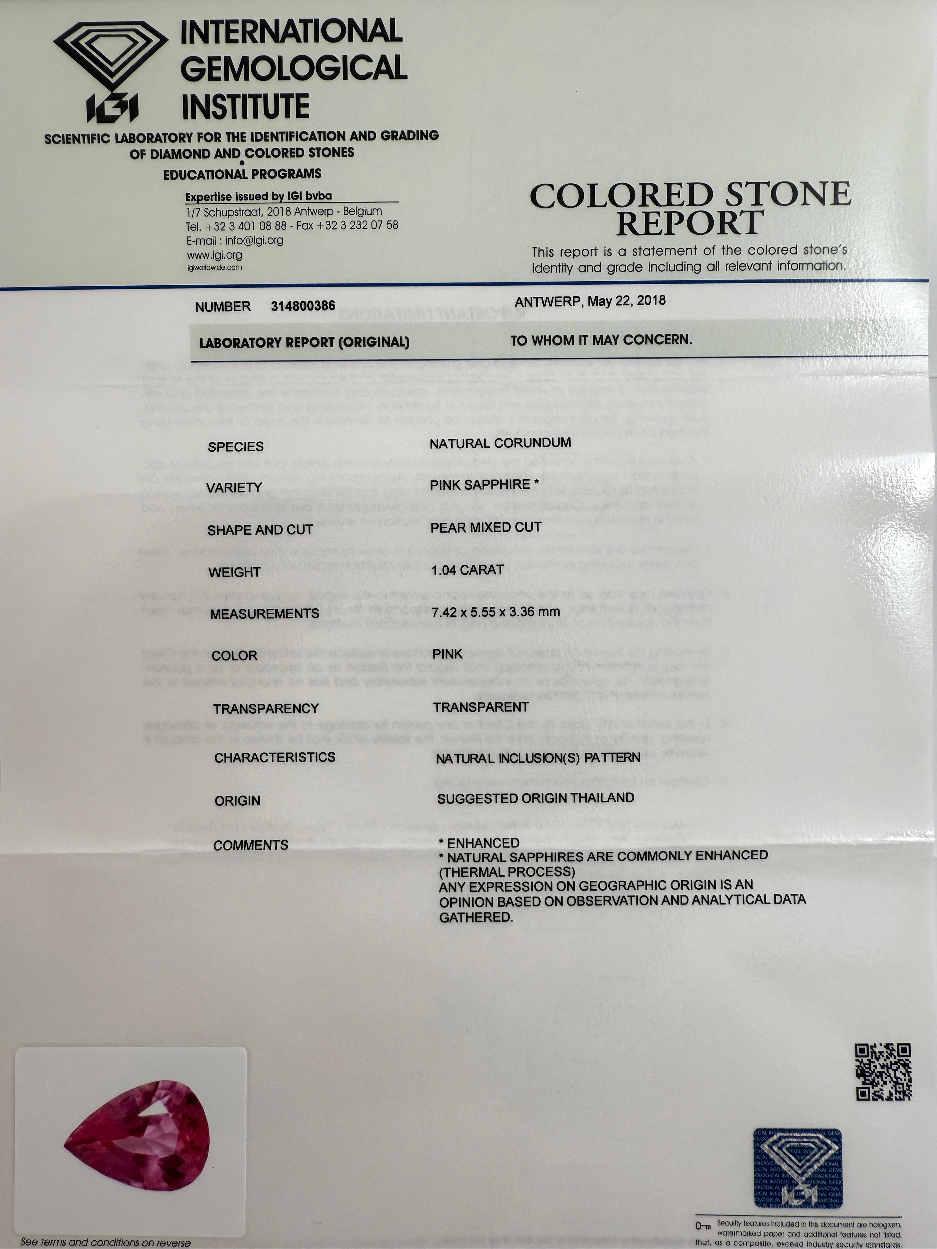 Raffinata collana con ciondolo a raggiera in platino 950 con zaffiro rosa caldo taglio pera e diamante. 1,15ct in totale.

Zaffiro naturale certificato IGI da 1,01 carati, con un colore rosa caldo e una limpidezza eccellente.
Pietra di colore