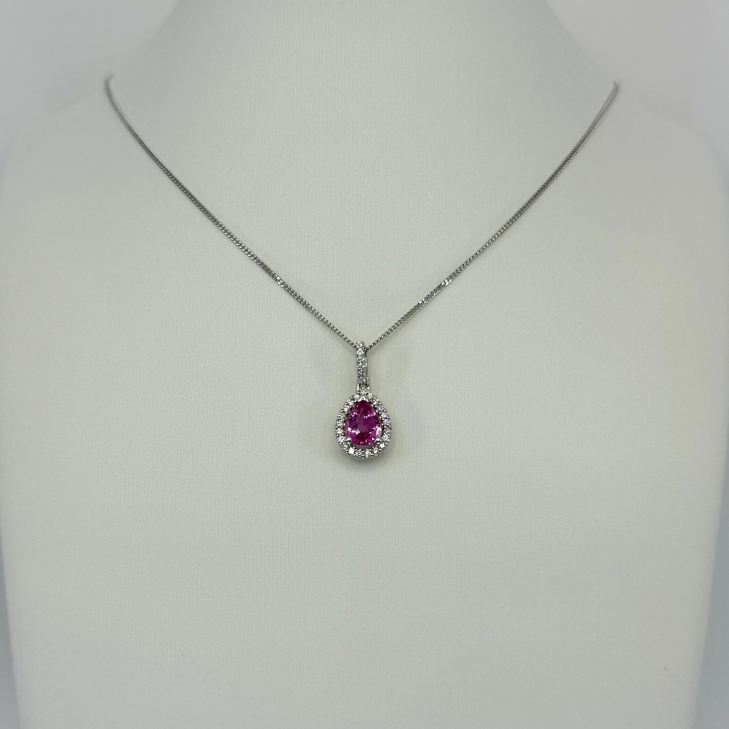 Ciondolo a raggiera in platino con zaffiro thailandese e diamante con taglio a pera, certificato IGI. In condizioni Nuovo in vendita a Birmingham, GB