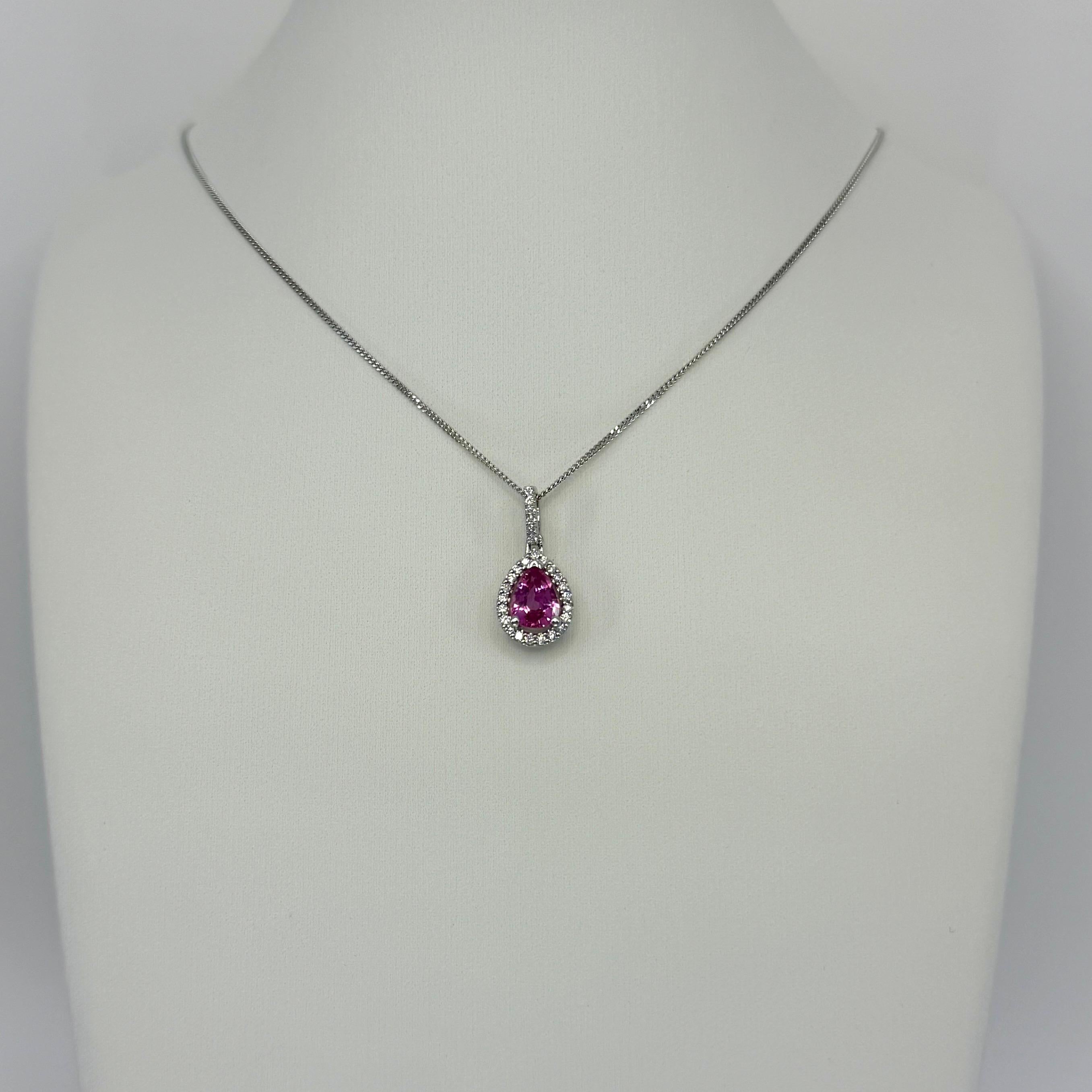 Ciondolo a raggiera in platino con zaffiro thailandese e diamante con taglio a pera, certificato IGI. in vendita 3