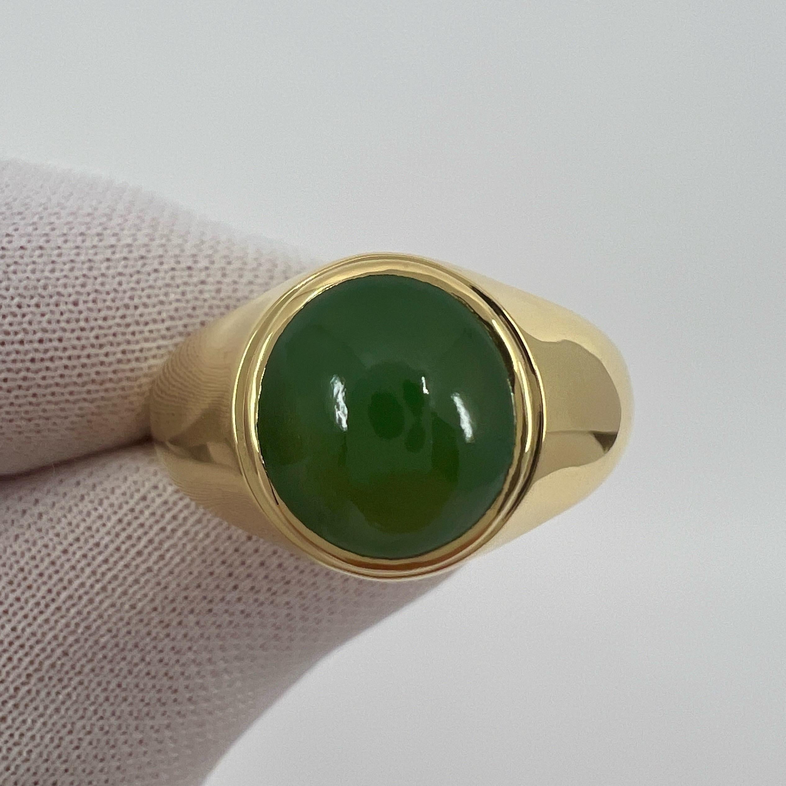 IGI Certified Jadeite A Grade Jade Oval Untreated 18k Yellow Gold Signet Ring In New Condition For Sale In Birmingham, GB