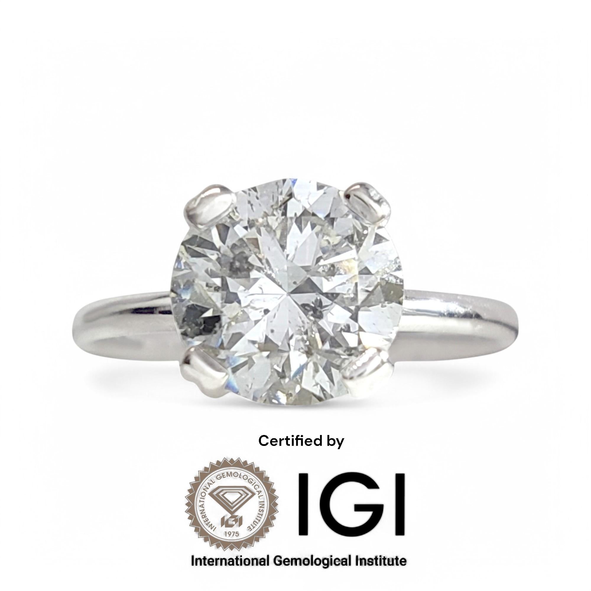 Este anillo solitario presenta un diamante talla brillante de 1,05 ct engastado en elegante oro blanco de 18 quilates. Con una claridad  SI2-I1 y color entre E -F, cada diamante se selecciona por su brillo excepcional y su acabado entre muy bueno y