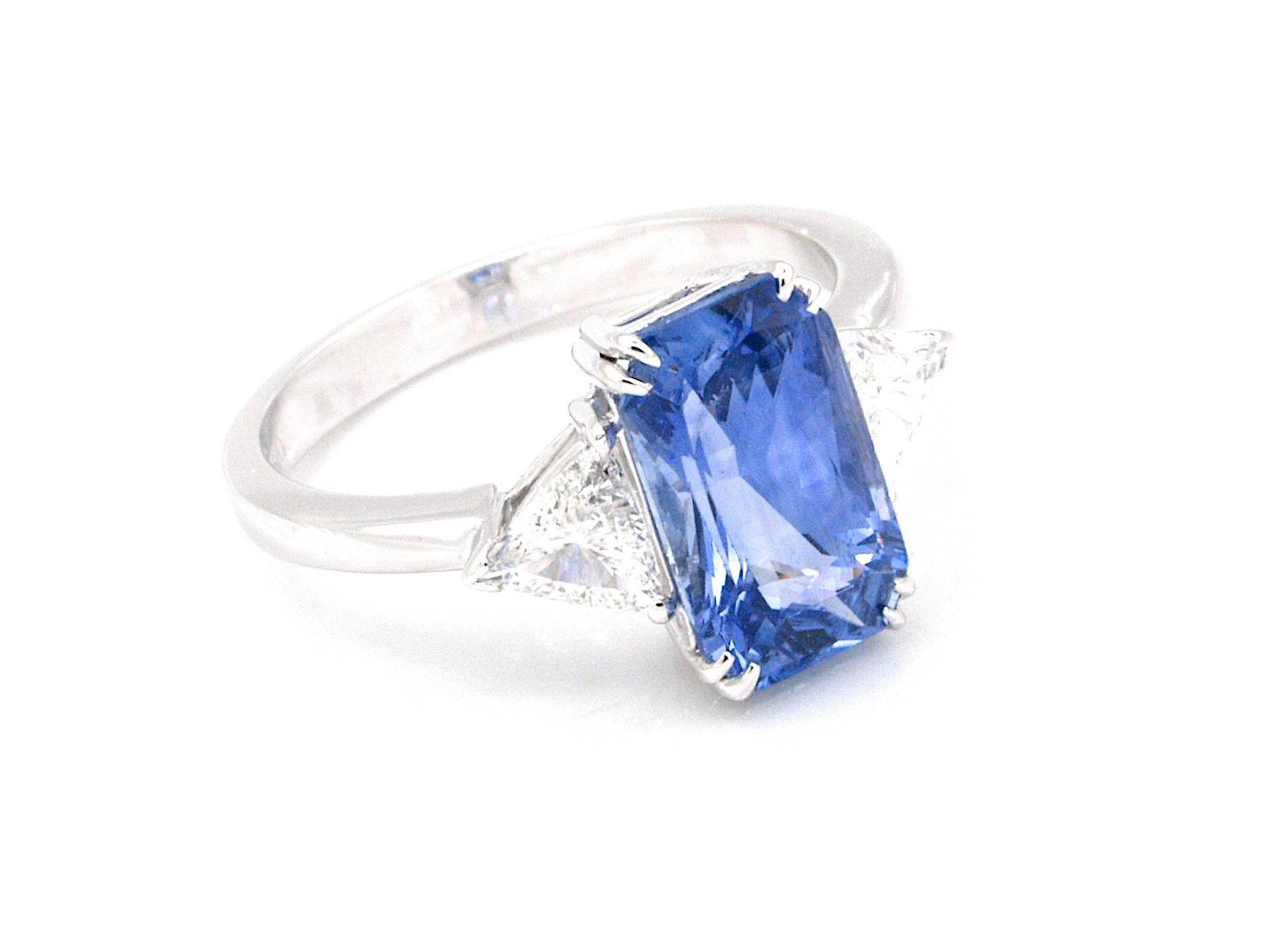 IGI Certified Natural Ceylon Sapphire Diamond Ring, 18 Karat In New Condition For Sale In Grenoble, FR