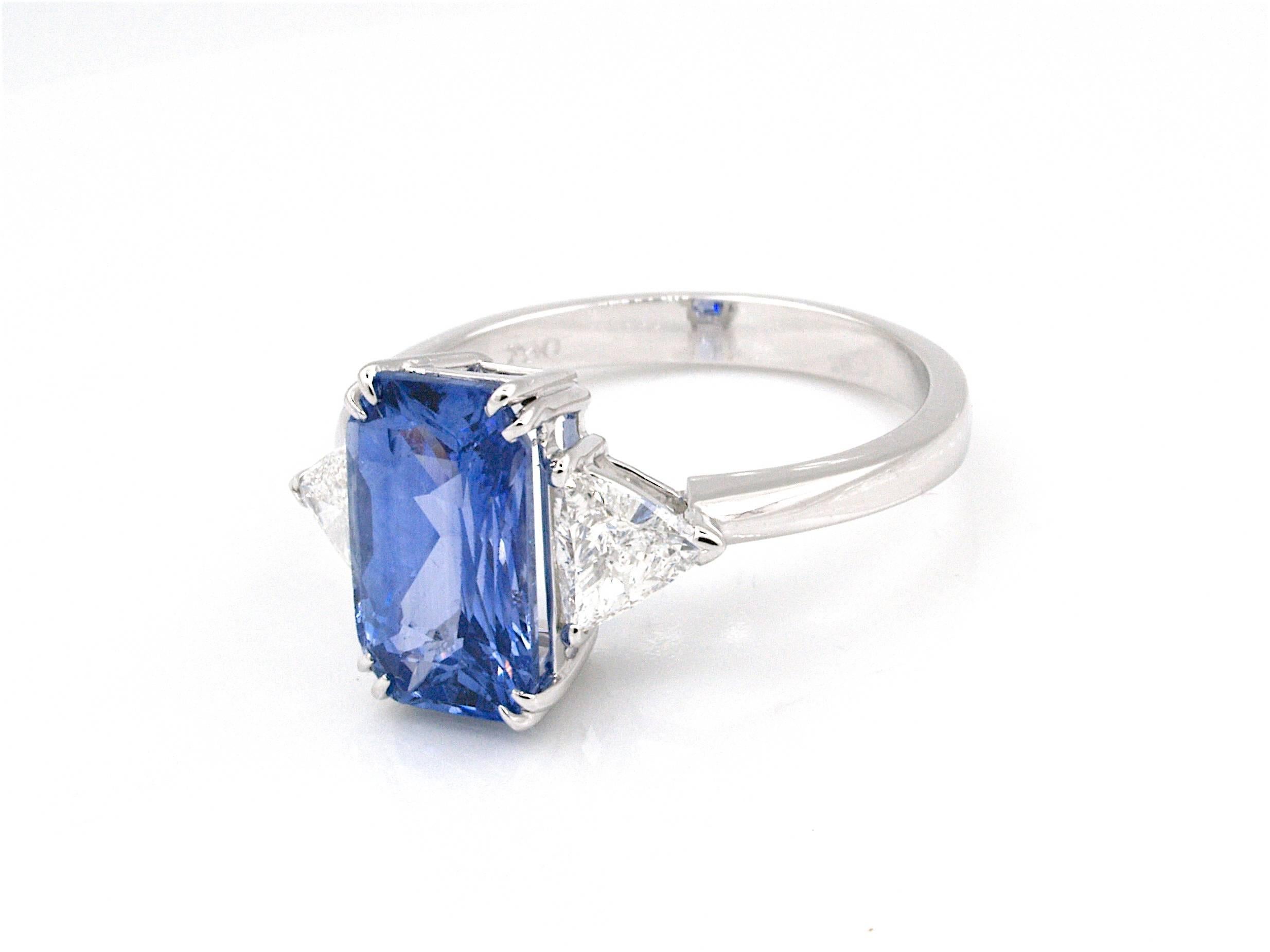 Women's IGI Certified Natural Ceylon Sapphire Diamond Ring, 18 Karat For Sale
