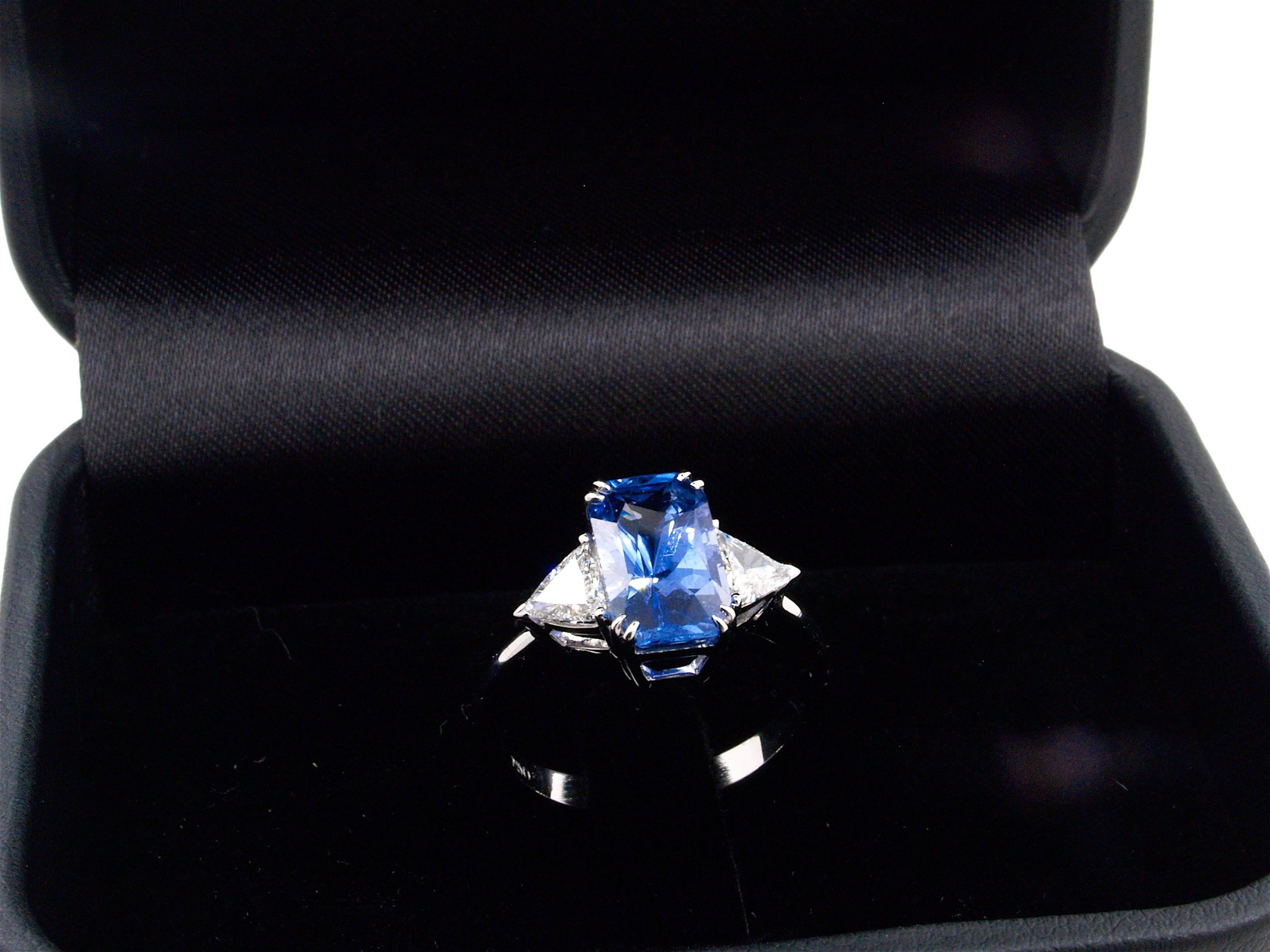 IGI Certified Natural Ceylon Sapphire Diamond Ring, 18 Karat For Sale 3