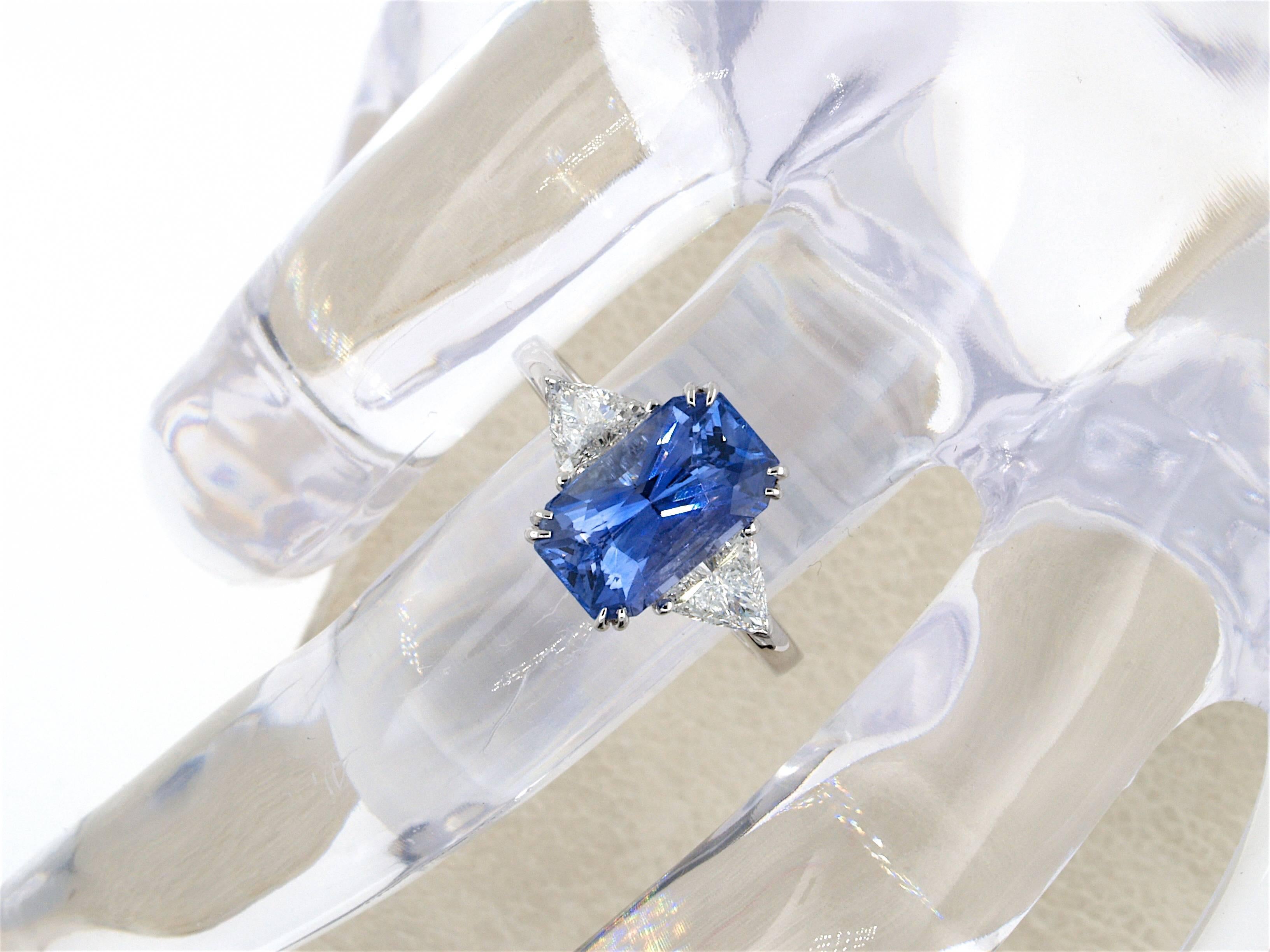 IGI Certified Natural Ceylon Sapphire Diamond Ring, 18 Karat For Sale 4
