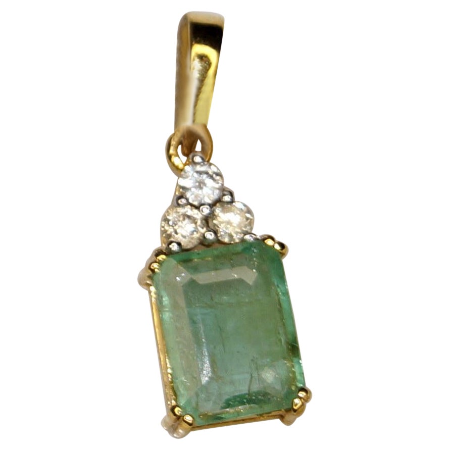 Questo ciondolo Stunner definisce la classe. Completa il tuo look quotidiano e attira l'attenzione nelle occasioni speciali. Questo pezzo di bellezza è costituito da uno smeraldo naturale dello Zambia tempestato di oro giallo 18 carati e da