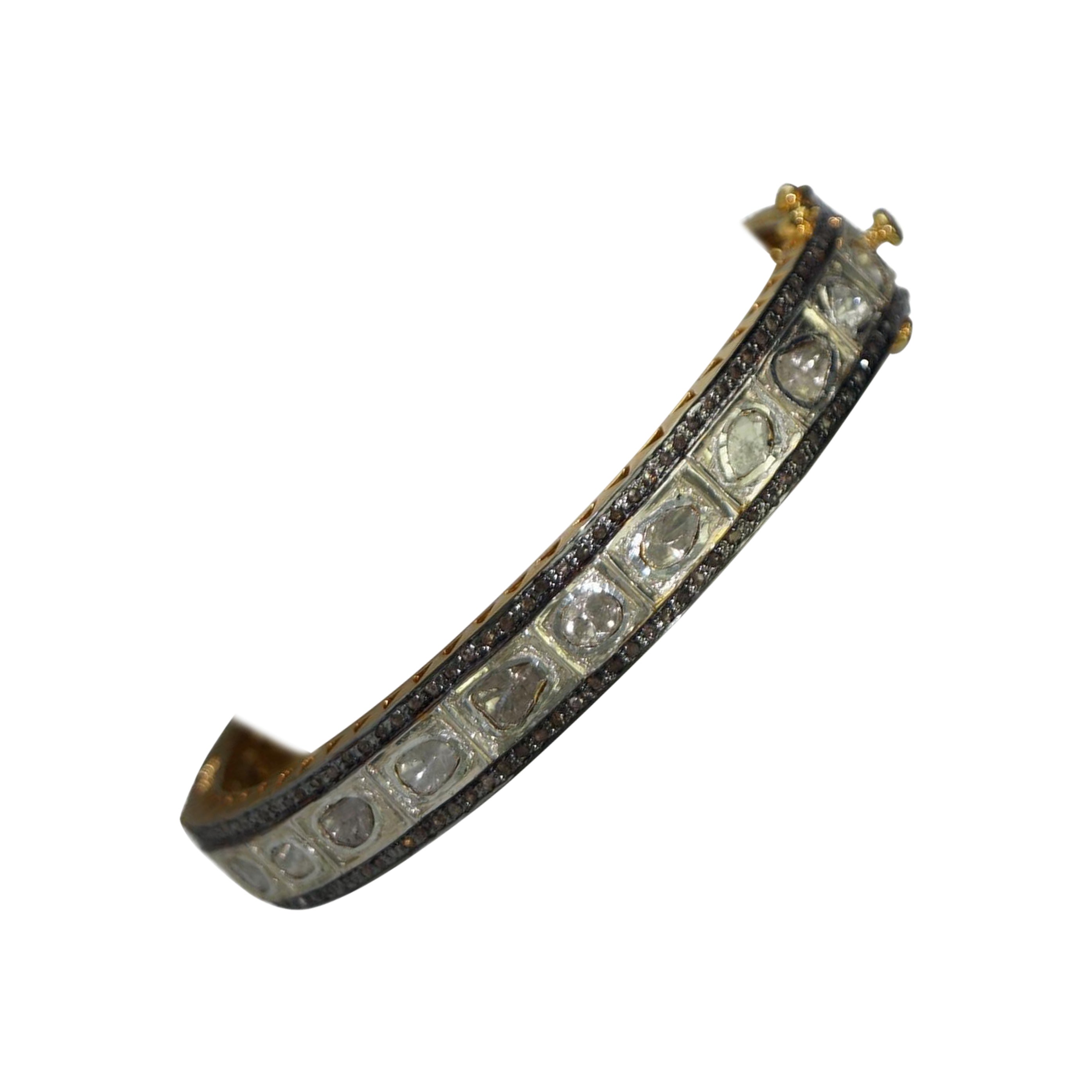 Cet élégant bracelet à charnière se compose de :

Diamant - 5,50cts
Type de diamant : Diamants pavés et diamant polki non taillé
Couleur du diamant : Whiting 
Certificat de diamant - certifié IGI
Métal : Argent
Pureté du métal : Argent Sterling ou