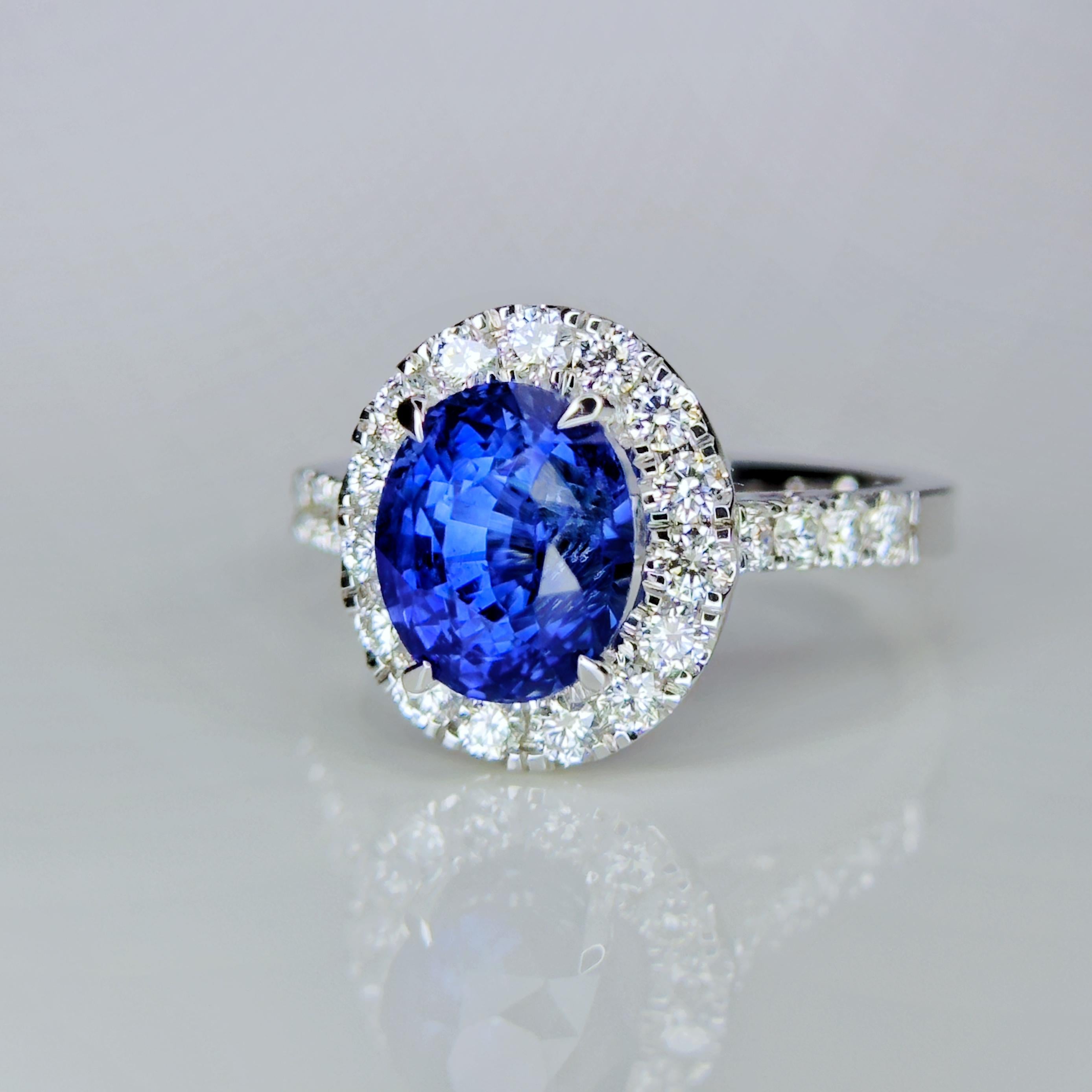 Modern IGI Certified Natural Kashmir Blue Sapphire and VVS Diamond Ring For Sale