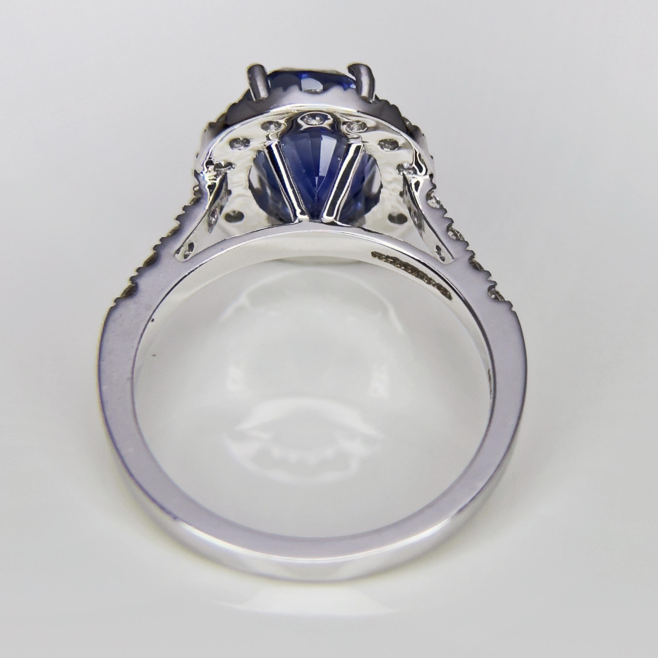 Oval Cut IGI Certified Natural Kashmir Blue Sapphire and VVS Diamond Ring For Sale