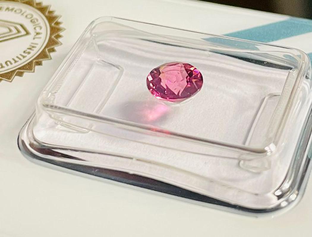 Une pierre précieuse Rubellite Tourmaline rose violacé naturelle certifiée IGI.
Pesant 0,69 carats.

Belle, riche couleur et pierre précieuse curieuse. Idéal et prêt à être monté sur un bijou de votre choix. 

La couleur est l'un des principaux