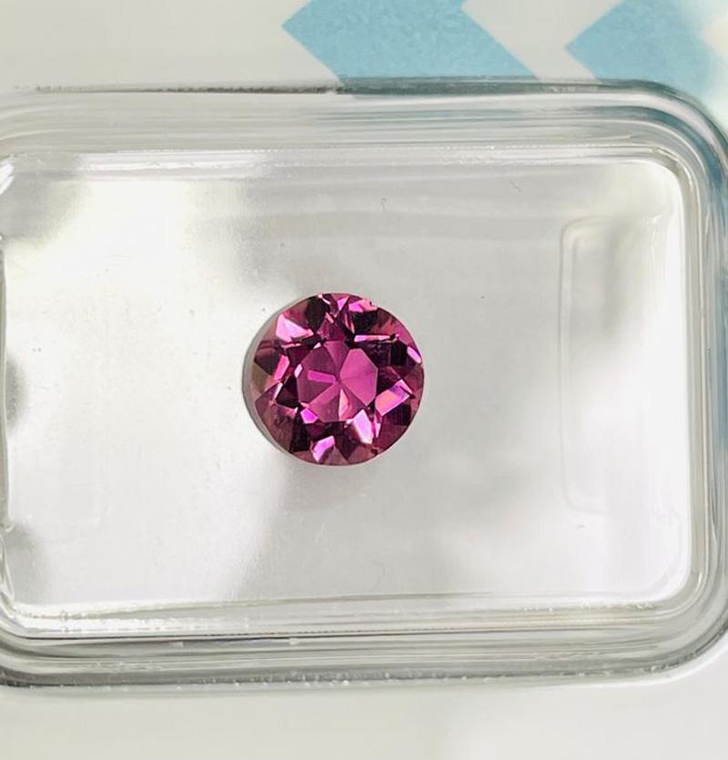 Contemporain Tourmaline rose violacée naturelle certifiée IGI, pierre précieuse de 0,69 carat en vente