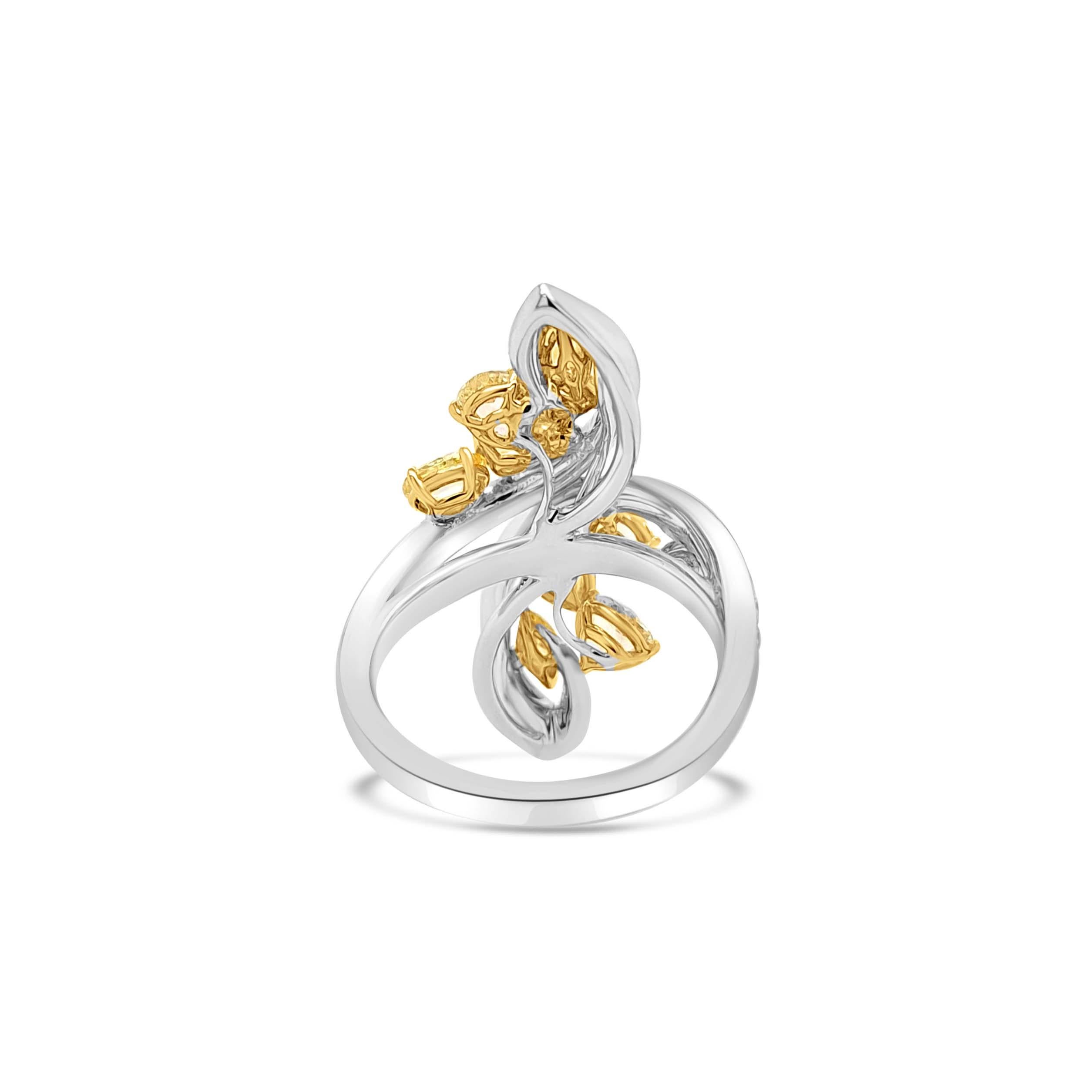 Un impresionante anillo moderno con vibrantes diamantes amarillos talla rosa de cortes y formas asombrosos, que desprenden una audaz sofisticación. Encerrada en un elegante marco de oro de 18 quilates adornado con brillantes diamantes blancos, esta