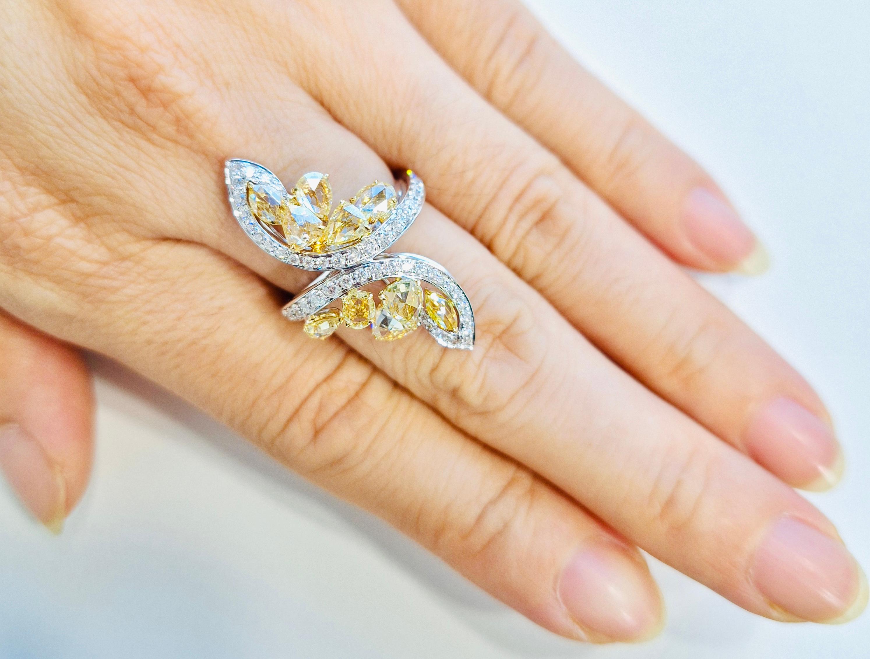Anillo de cóctel de diamante amarillo y diamante blanco con talla rosa natural certificado por el IGI Corte rosa