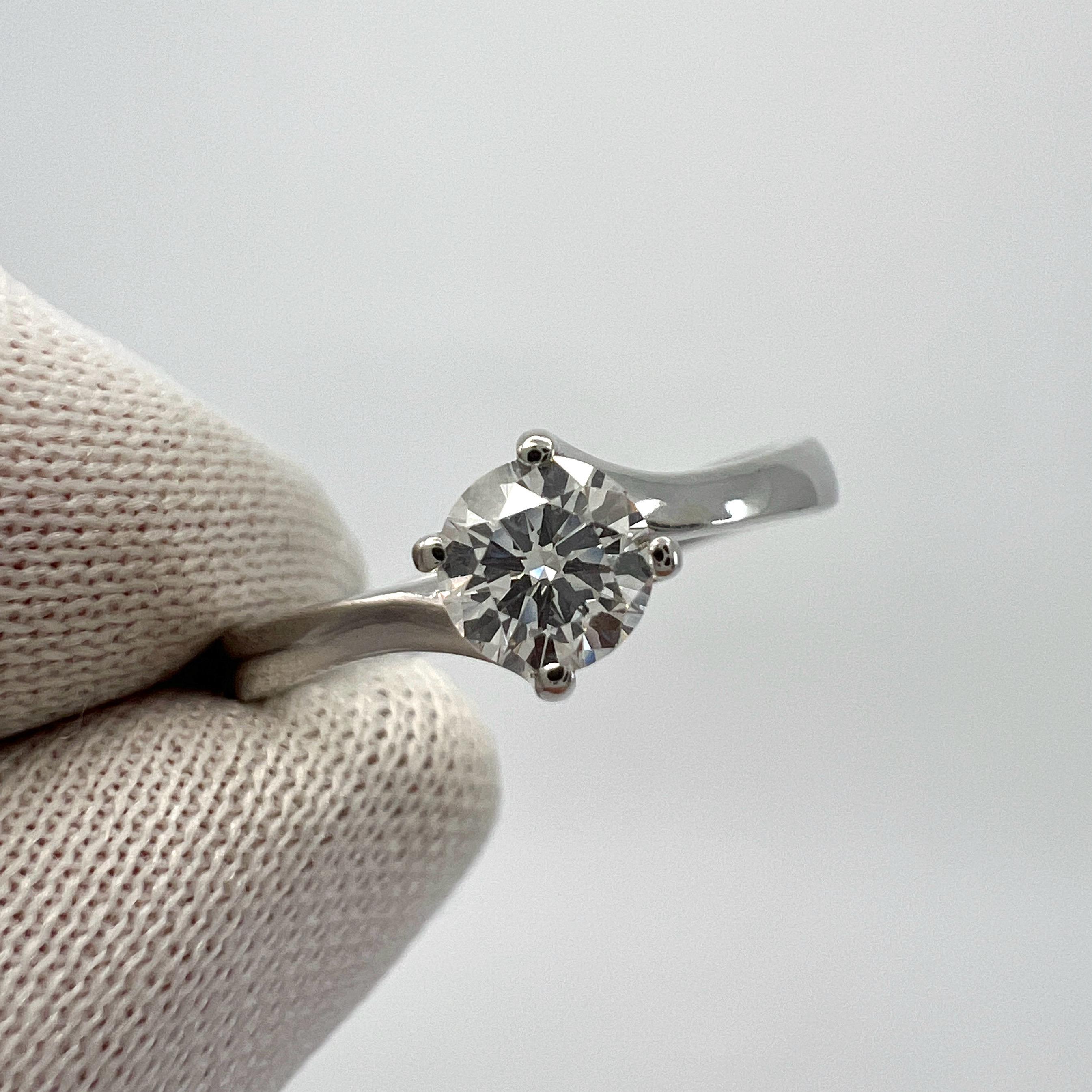 IGI Certificado Diamante Natural Redondo D Flawless 0.30ct Anillo Solitario de Platino 950.

Un hermoso anillo de platino con un diamante natural redondo de talla brillante de excelente calidad.

Totalmente certificado por el IGI como color D y