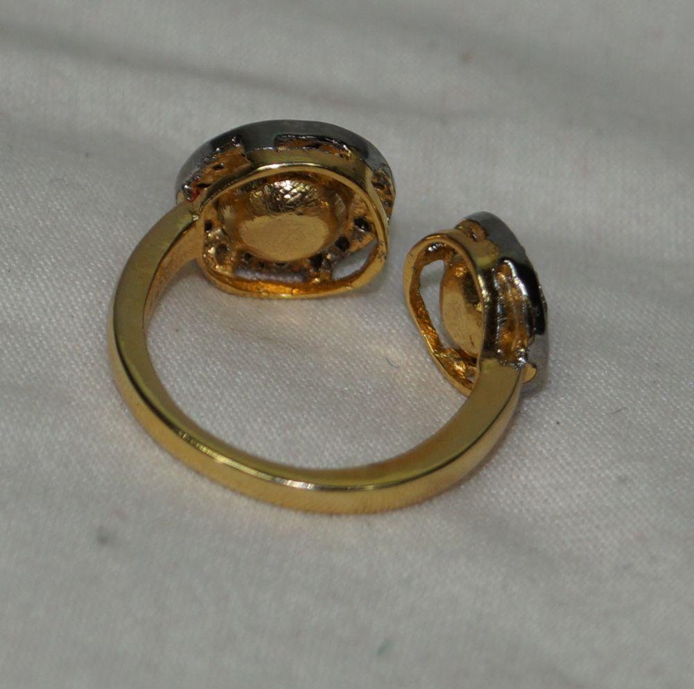 -Tipo di diamante: diamante naturale taglio rosa, diamante naturale non tagliato.

-Colore diamante: bianco con una sfumatura di grigio.

-Peso del diamante: 2,50ctw

-Metallo: argento Sterling 925

Colore del metallo: argento ossidato e oro giallo