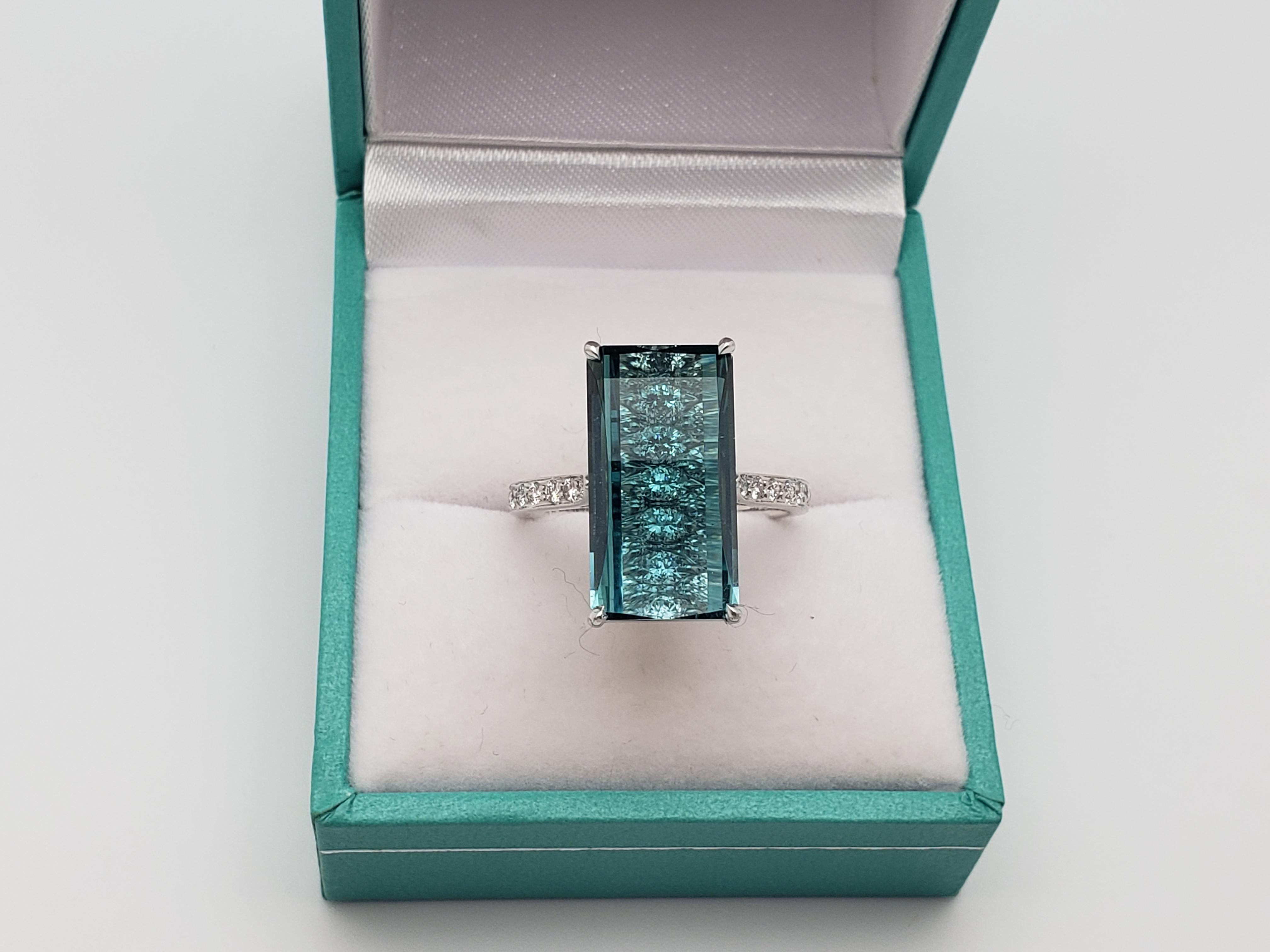 Ein außergewöhnlicher handgefertigter Paolo Costagli 18K Weißgold natürlicher Turmalin und Diamant Designer Ring, IGI zertifiziert. In der Mitte befindet sich ein natürlicher, rechteckiger, tief ozeanblauer Turmalin im Stufenschliff mit einem