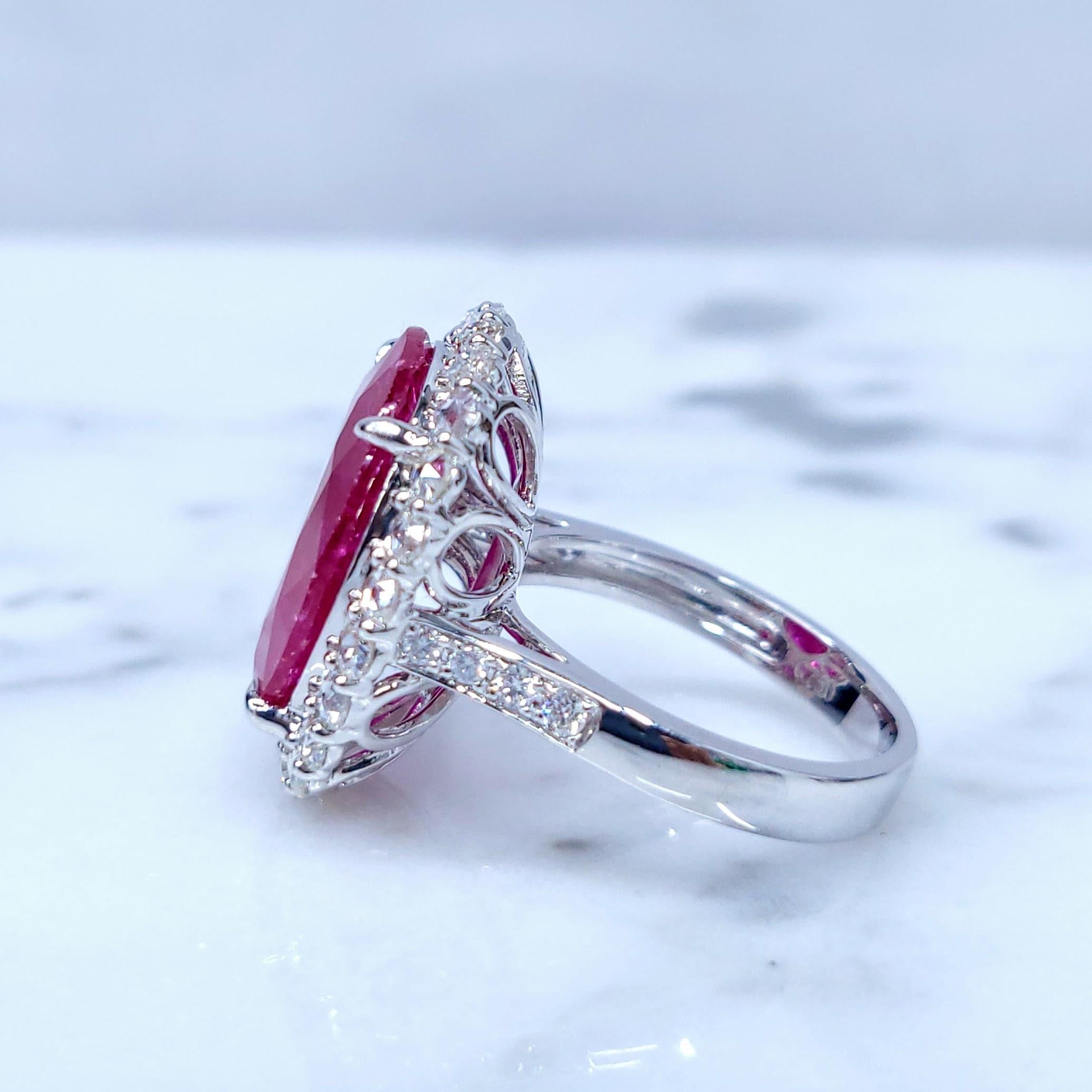 IGI-zertifizierter seltener 11,33 Karat Rubin- und Diamantring aus 18 Karat Weißgold (Moderne) im Angebot