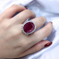 Raro Anillo de Rubí y Diamantes de 11,33 Quilates en Oro Blanco de 18 K con Certificado IGI