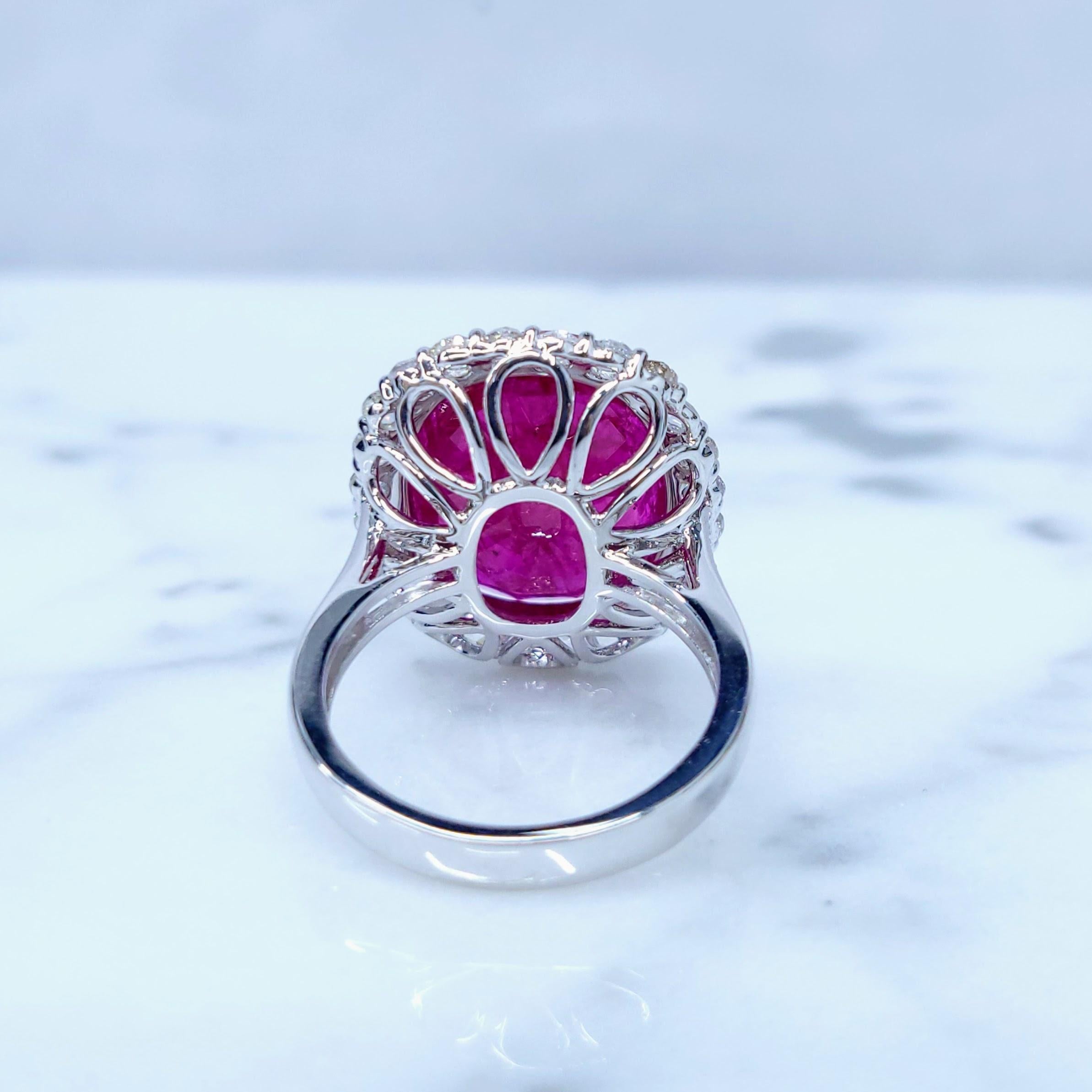 IGI-zertifizierter seltener 11,33 Karat Rubin- und Diamantring aus 18 Karat Weißgold (Kissenschliff) im Angebot