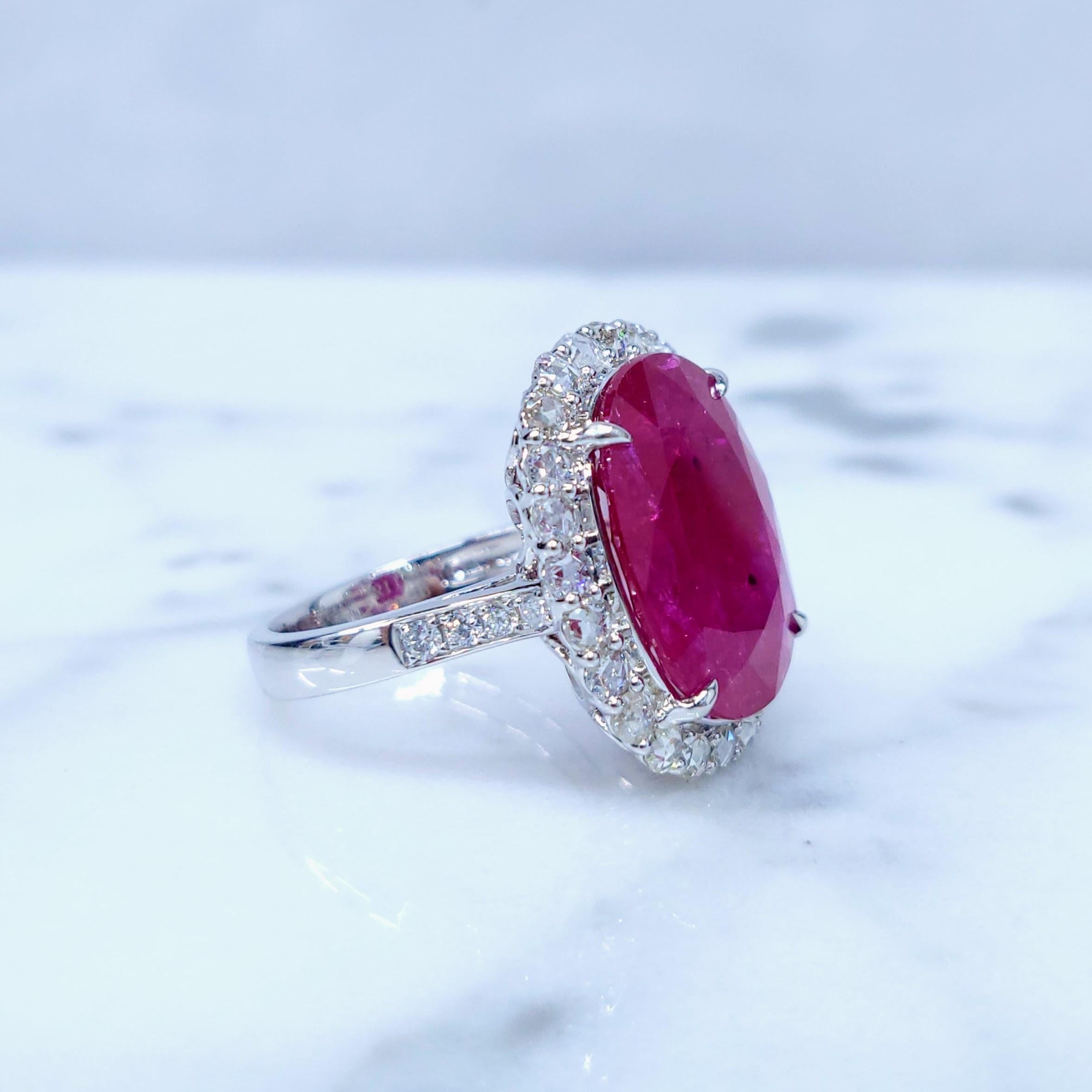 IGI-zertifizierter seltener 11,33 Karat Rubin- und Diamantring aus 18 Karat Weißgold im Zustand „Neu“ im Angebot in KOWLOON, HK