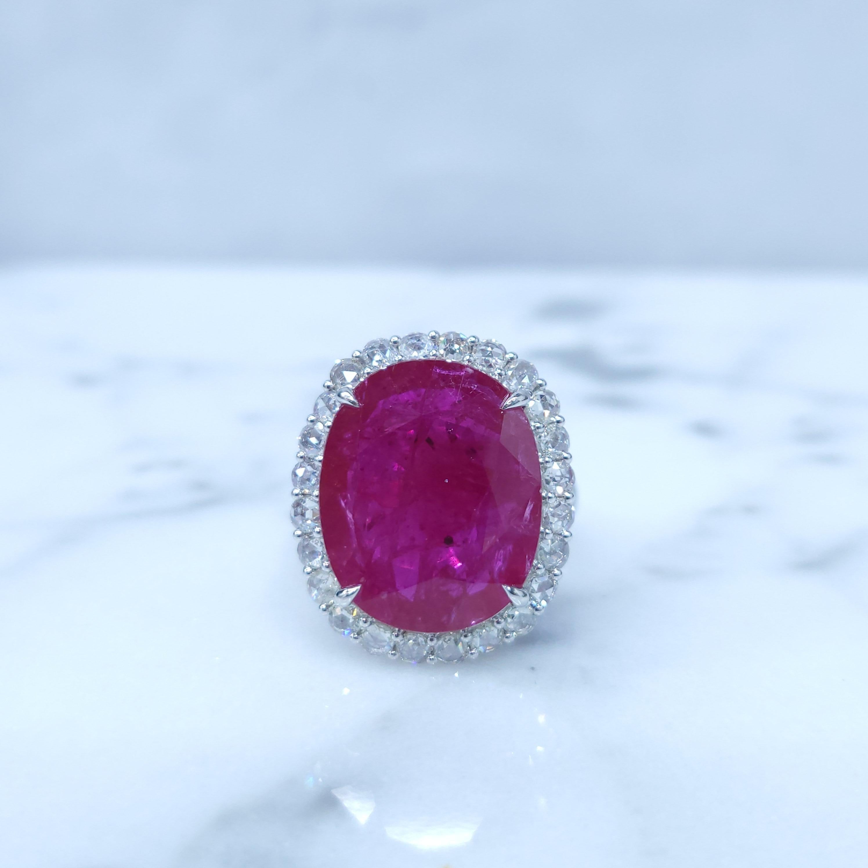 IGI-zertifizierter seltener 11,33 Karat Rubin- und Diamantring aus 18 Karat Weißgold im Angebot 3