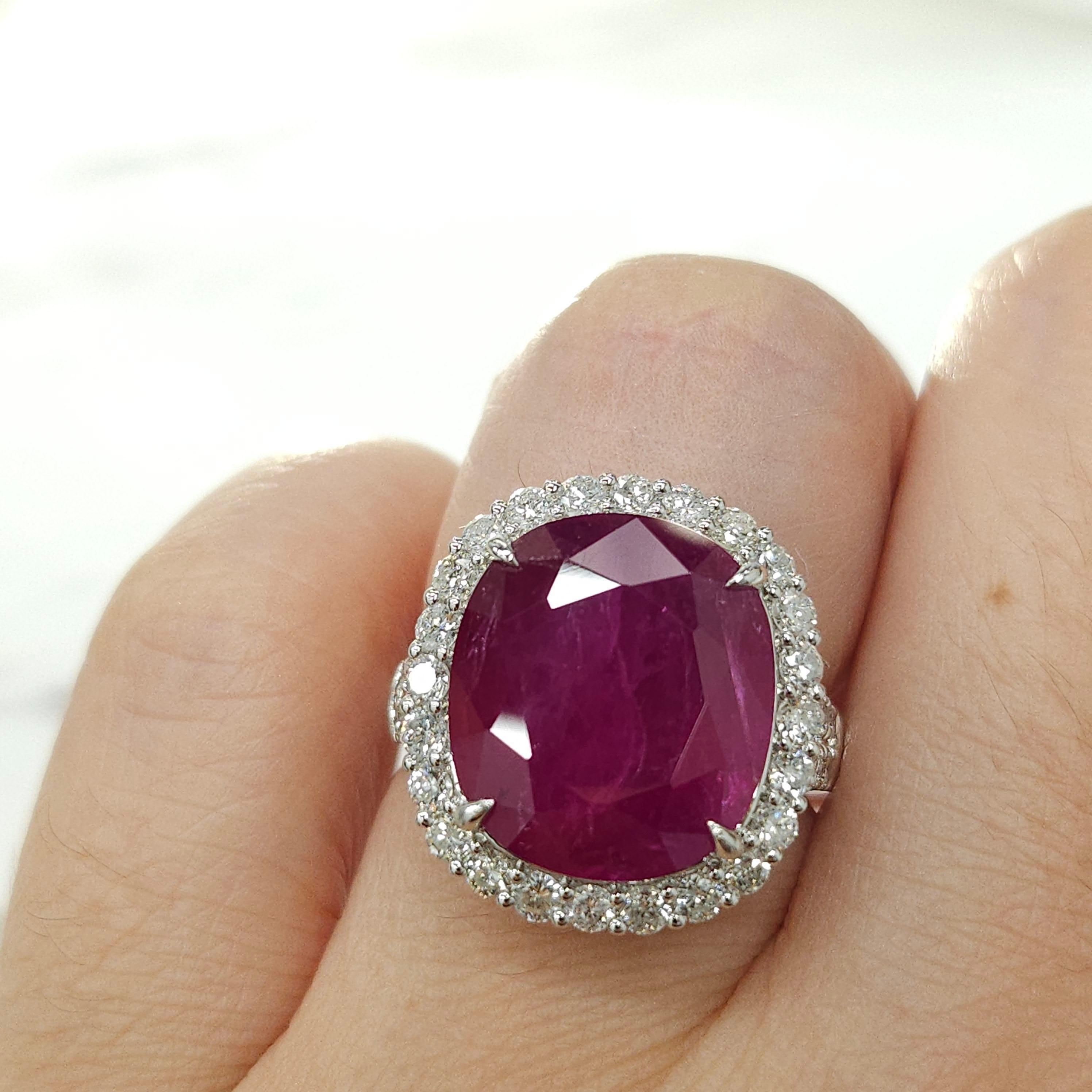 IGI-zertifizierter seltener 11,96 Karat Rubin- und Diamantring aus 18 Karat Weißgold (Kissenschliff) im Angebot