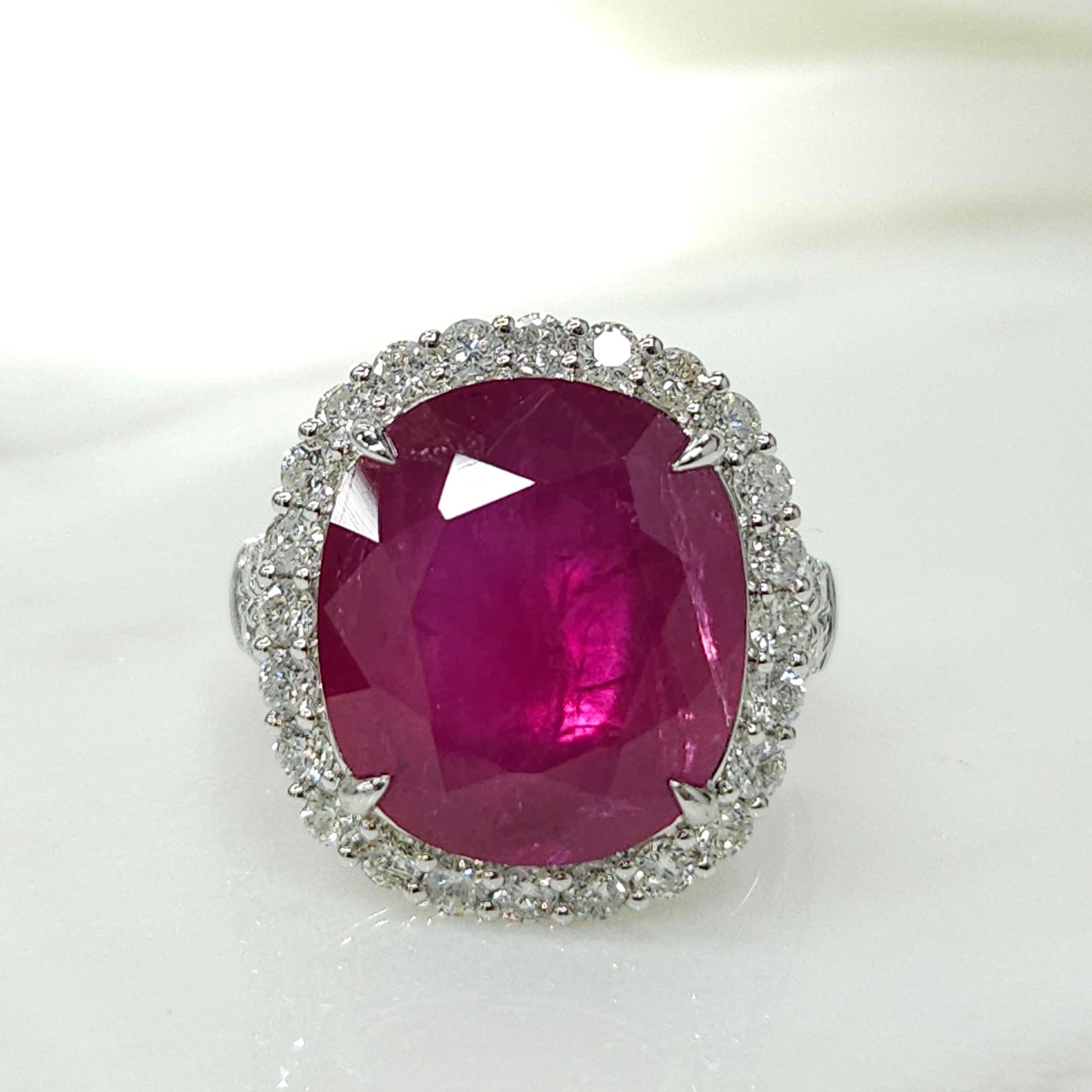 IGI-zertifizierter seltener 11,96 Karat Rubin- und Diamantring aus 18 Karat Weißgold im Angebot 1