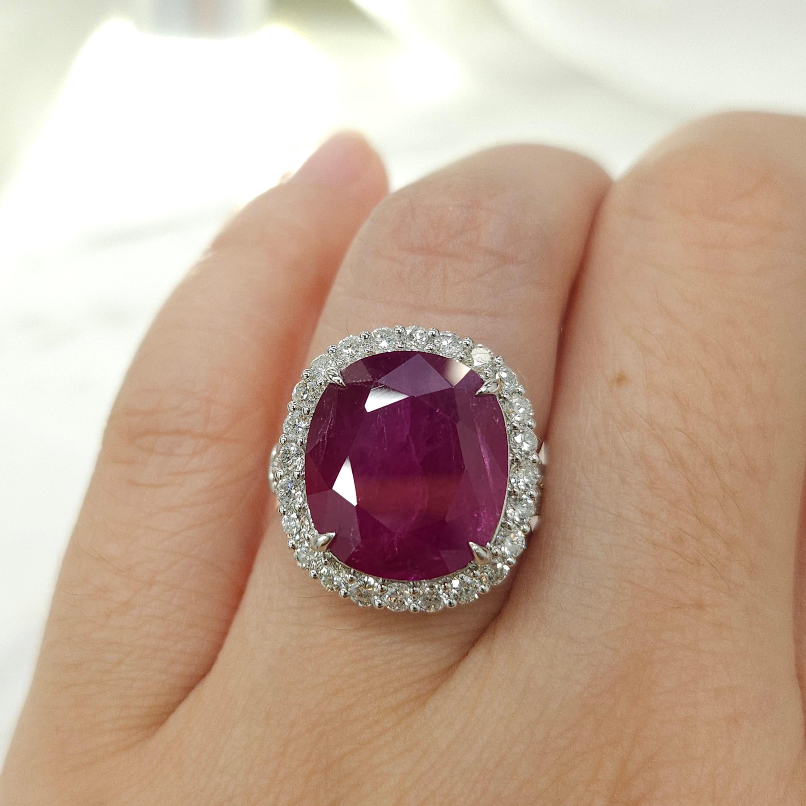 IGI-zertifizierter seltener 11,96 Karat Rubin- und Diamantring aus 18 Karat Weißgold im Angebot 3