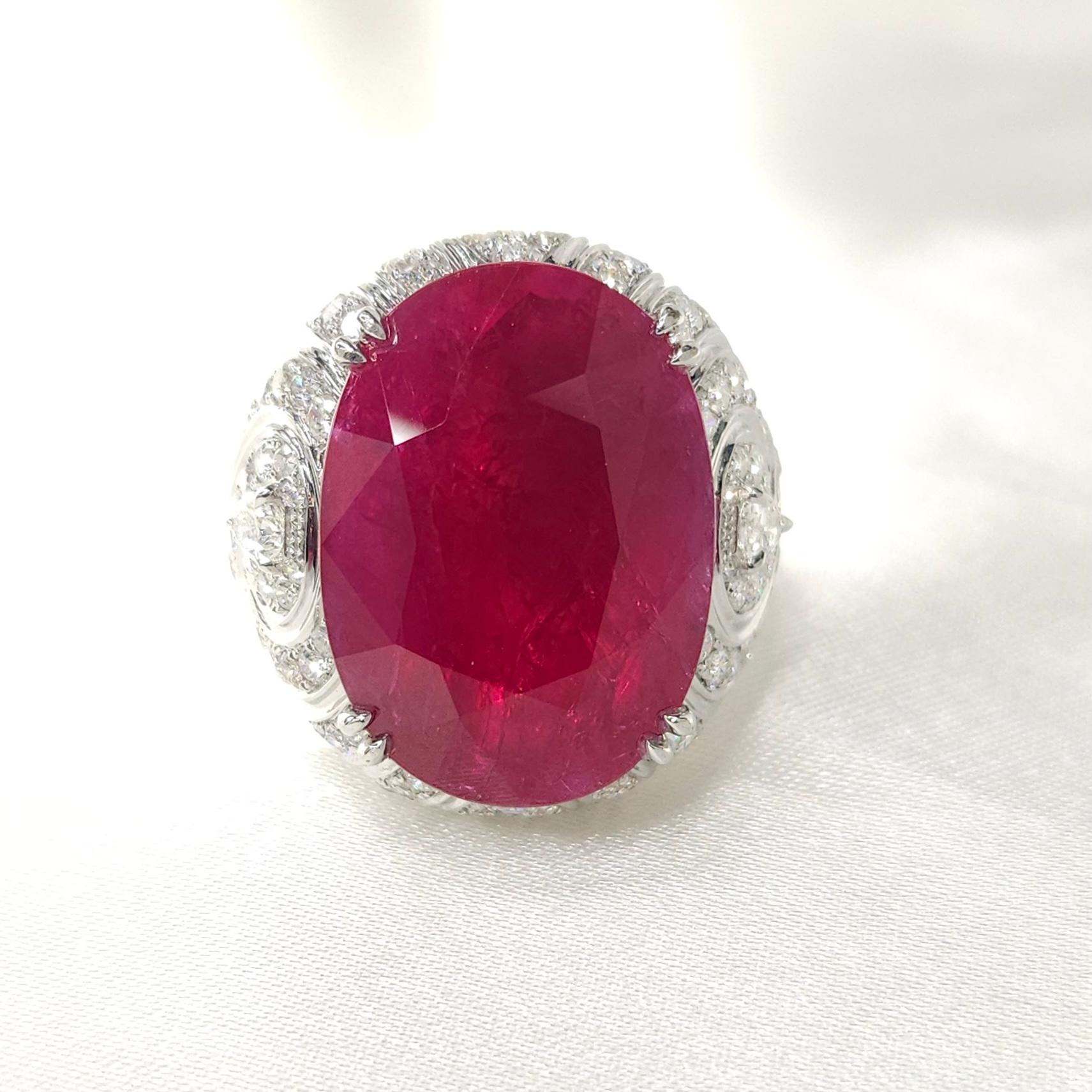 IGI Certified Rare 25.49 Carat Burma Ruby & Diamond Ring in 18K White Gold In New Condition For Sale In KOWLOON, HK