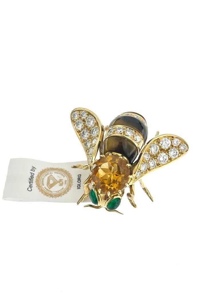 The IGI Certified René Kreiss Bee Brooch in Yellow Gold and Gemstones is a masterpiece of craftsmanship and creativity, designed by the renowned creator René Kreiss. This exquisite brooch showcases a captivating blend of luxurious materials and