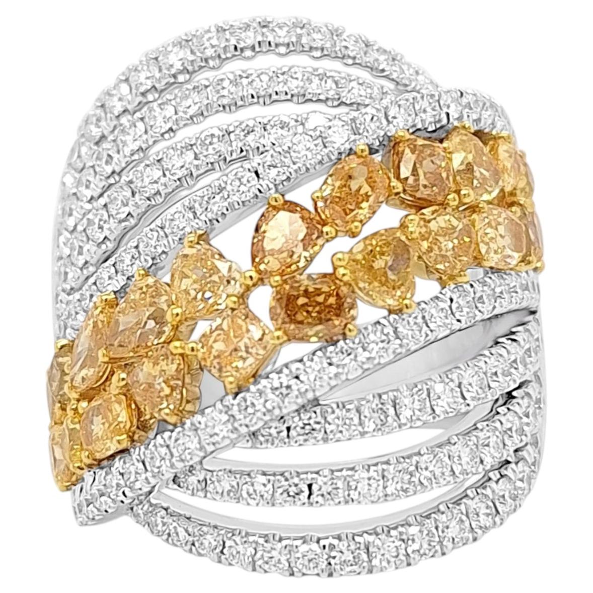 Anillo certificado por el IGI con diamantes naturales de colores especiales y diamantes blancos, en oro de 18 quilates en venta