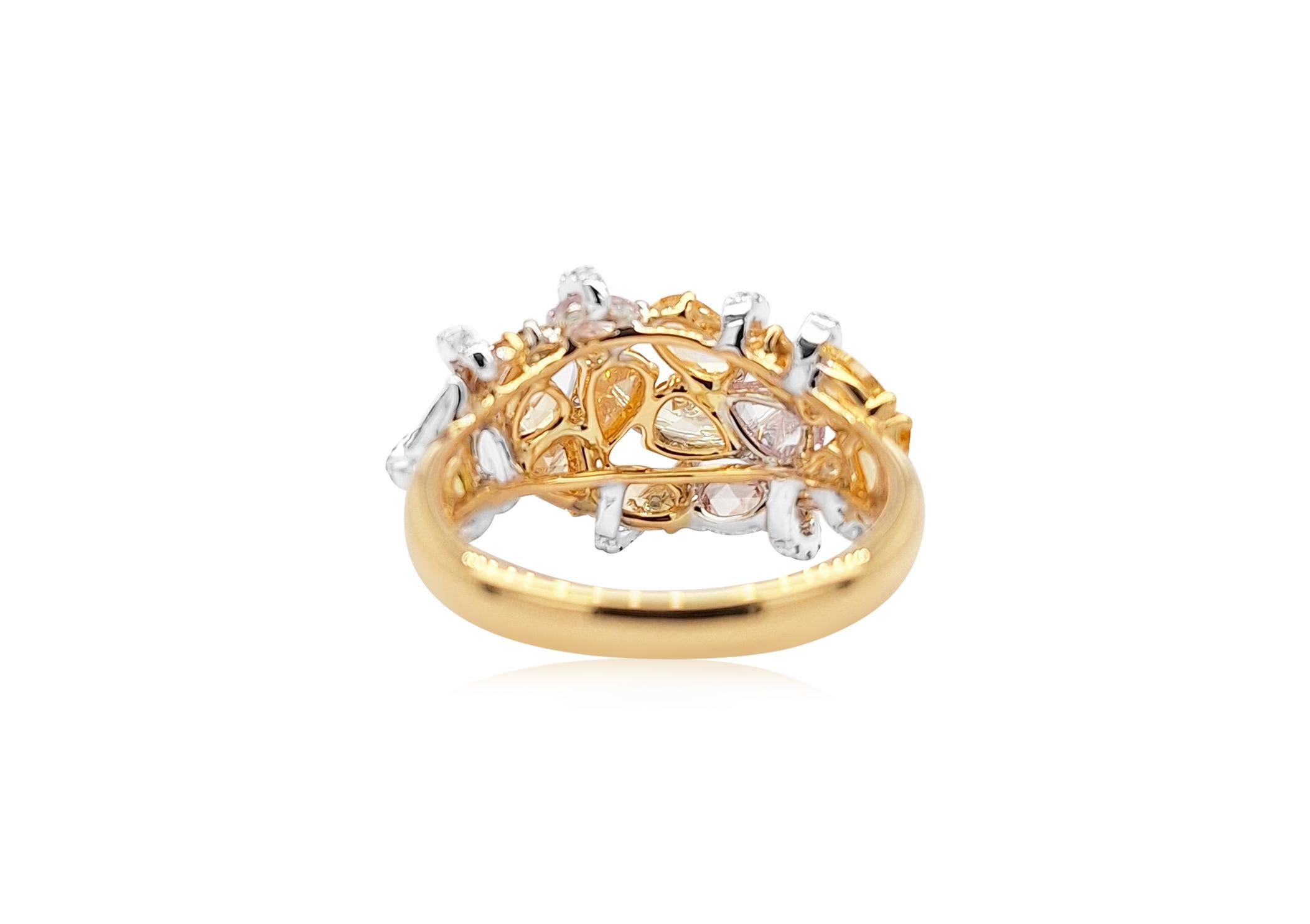 Este exquisito anillo está protagonizado por un impresionante conjunto de diamantes de color rosa, con raros matices púrpura, verde y amarillo. 
Brillantes diamantes blancos se entrelazan ingeniosamente, realzando los vibrantes colores y añadiendo