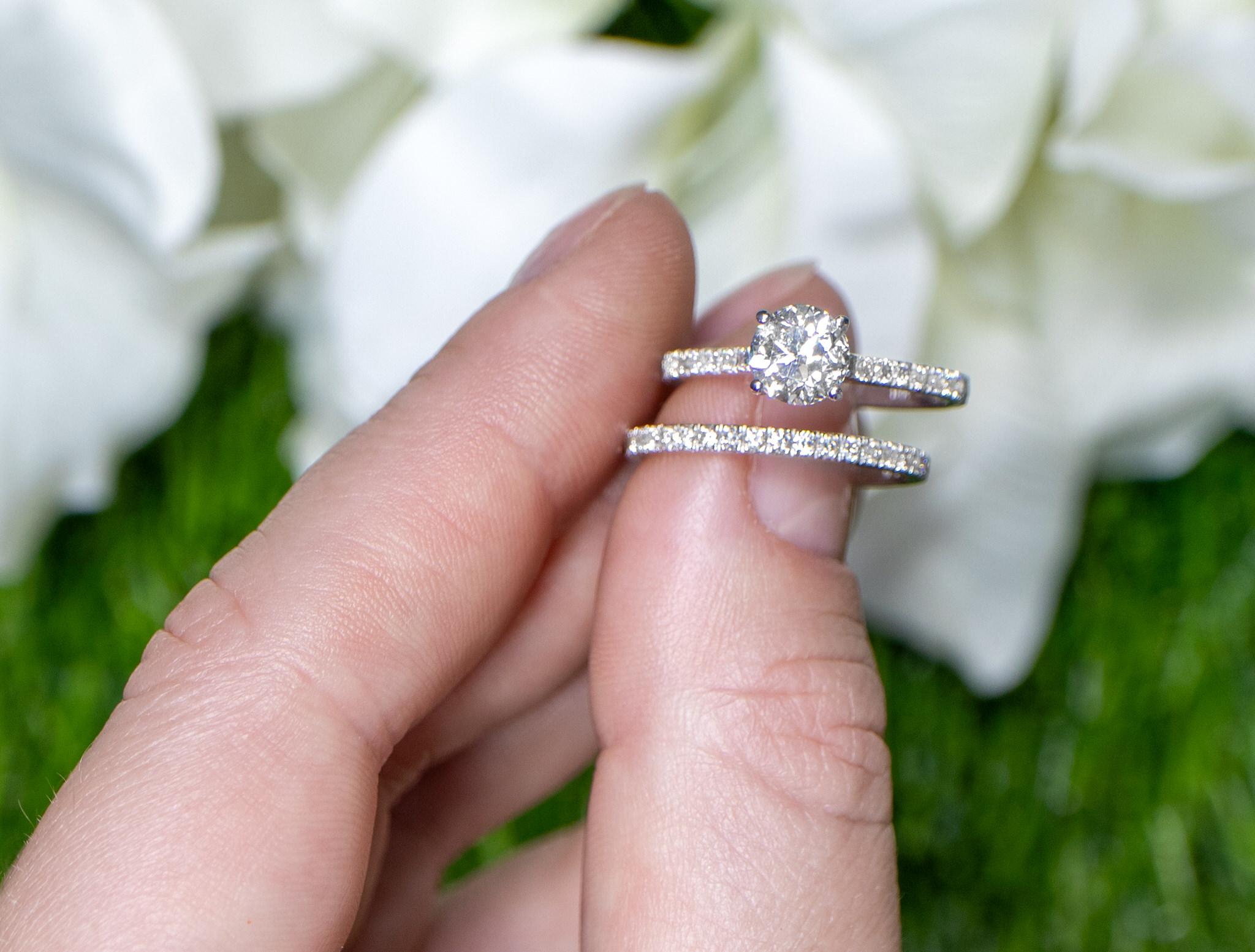 IGI-zertifizierter runder Diamant-Verlobungsring mit 1,69 Karat 18K Weißgold (Zeitgenössisch) im Angebot