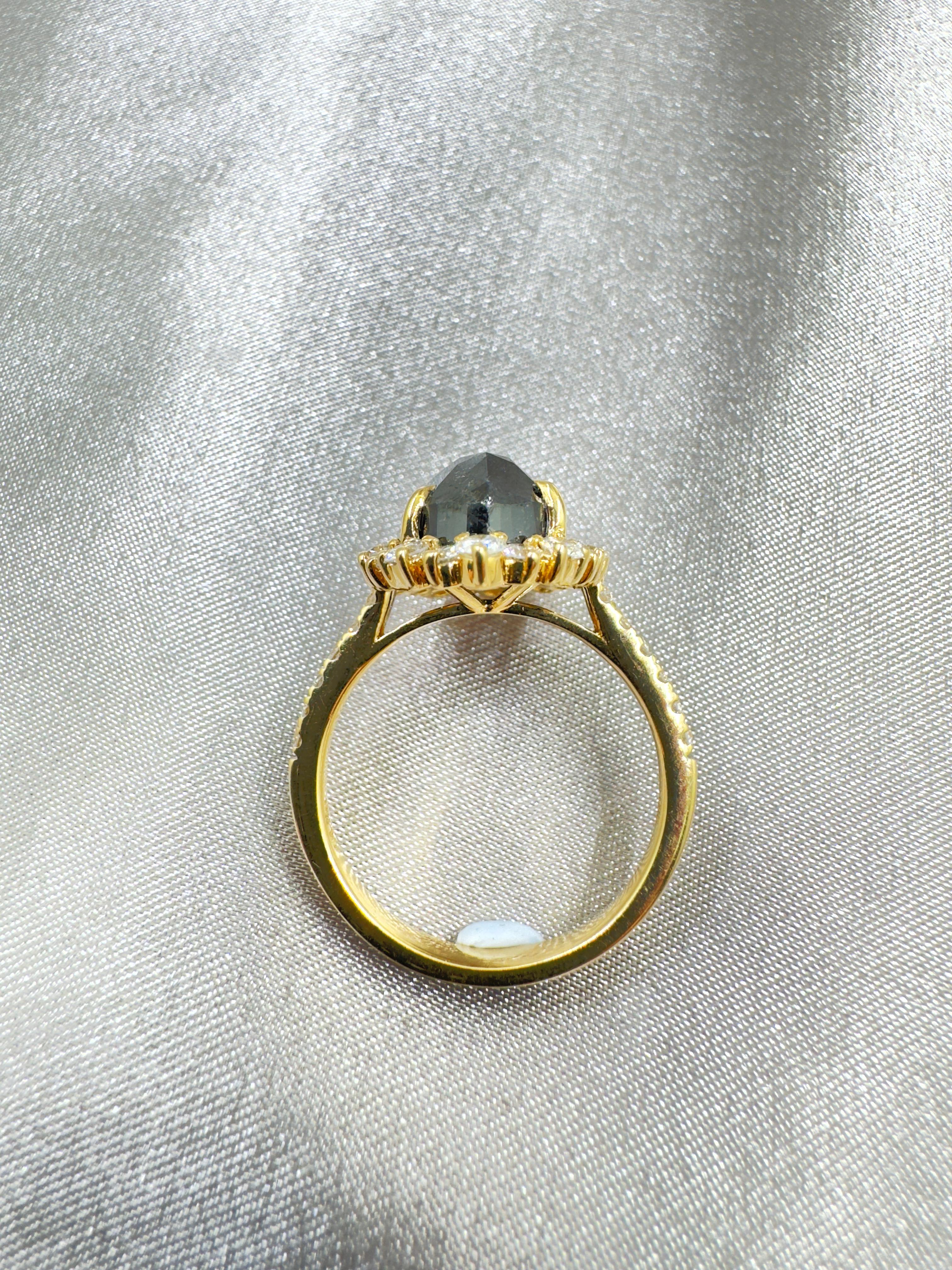 IGI CERTIFIED Vintage 5.70 Carat Black Diamond Ring in 14 Karat Yellow Gold In New Condition For Sale In Hong Kong, HK