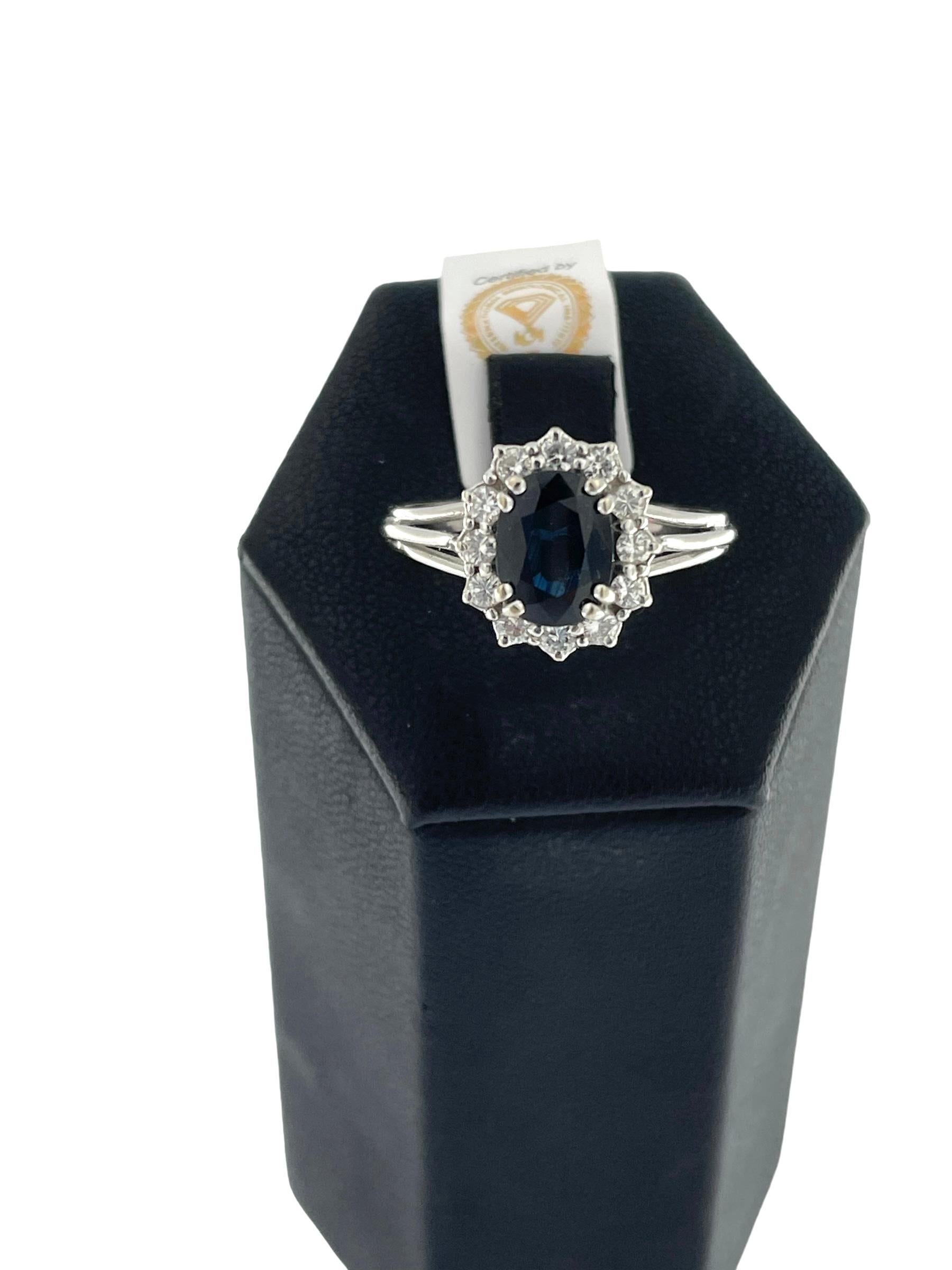 IGI Certified White Gold Diamonds and Sapphire Classic Ring  In Fair Condition For Sale In Esch-Sur-Alzette, LU