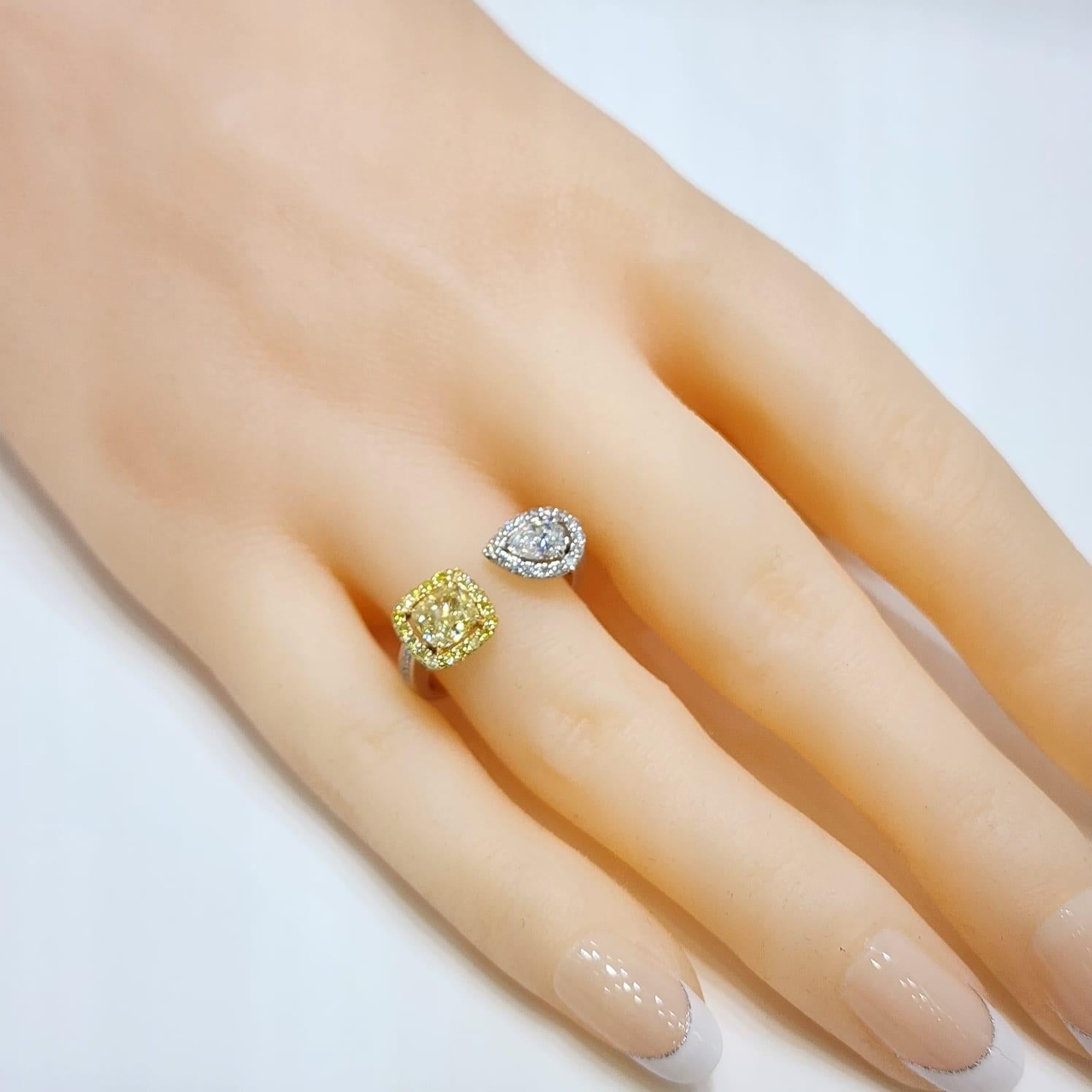 Taille coussin Bague Toi Et Moi certifiée IGI en 18 carats, diamant jaune coussin et diamant poire  en vente