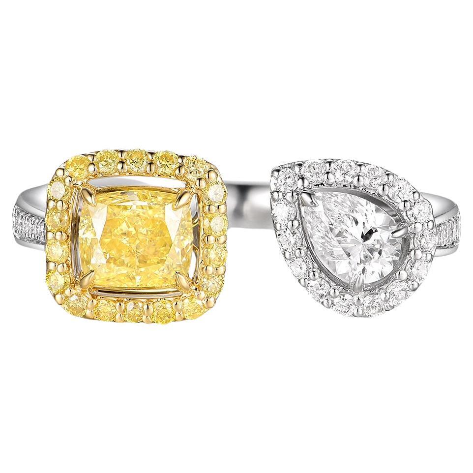 Bague Toi Et Moi certifiée IGI en 18 carats, diamant jaune coussin et diamant poire  en vente