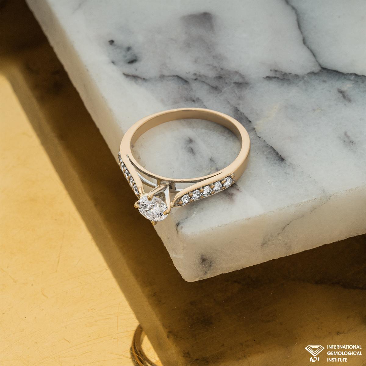 Bague en or jaune certifiée IGI avec diamants ronds brillants roses de 0,52 carat en vente 2