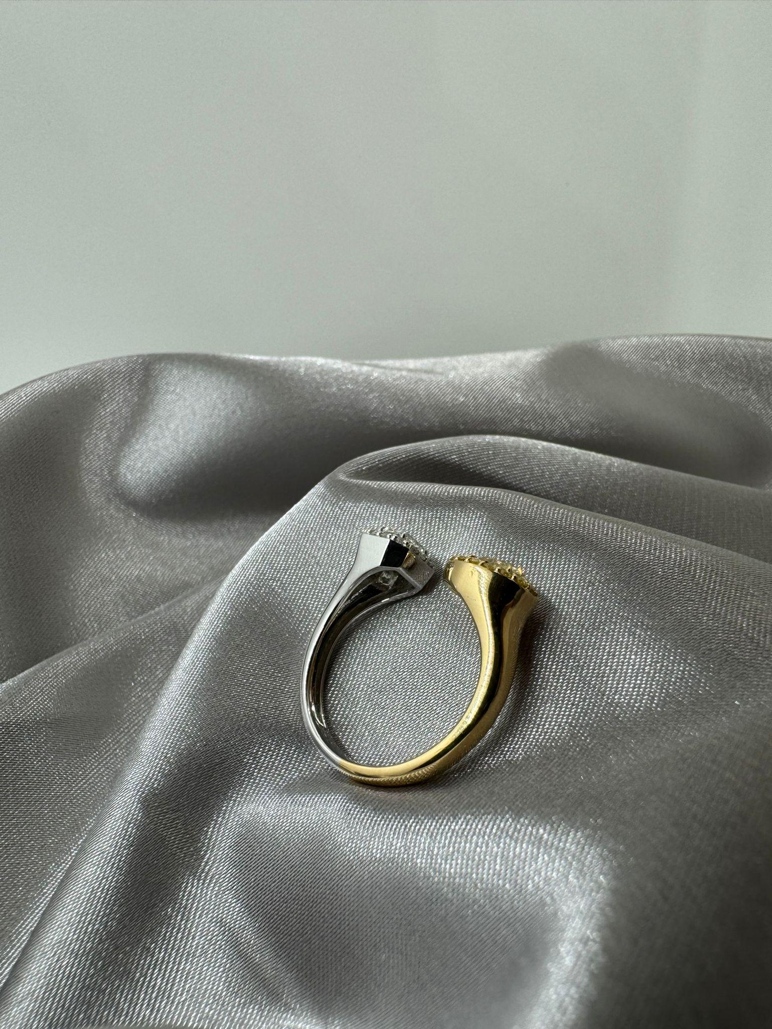 IGI zertifizierter gelber ovaler Diamant und Smaragd-Diamant Toi Et Moi Ring in 18k  (Ovalschliff) im Angebot