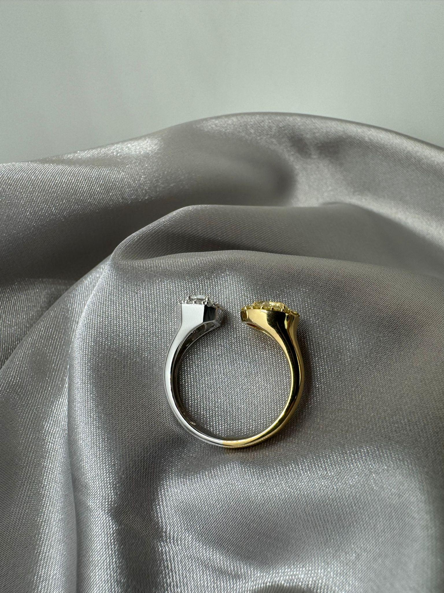 IGI zertifizierter gelber ovaler Diamant und Smaragd-Diamant Toi Et Moi Ring in 18k  im Zustand „Neu“ im Angebot in Hong Kong, HK