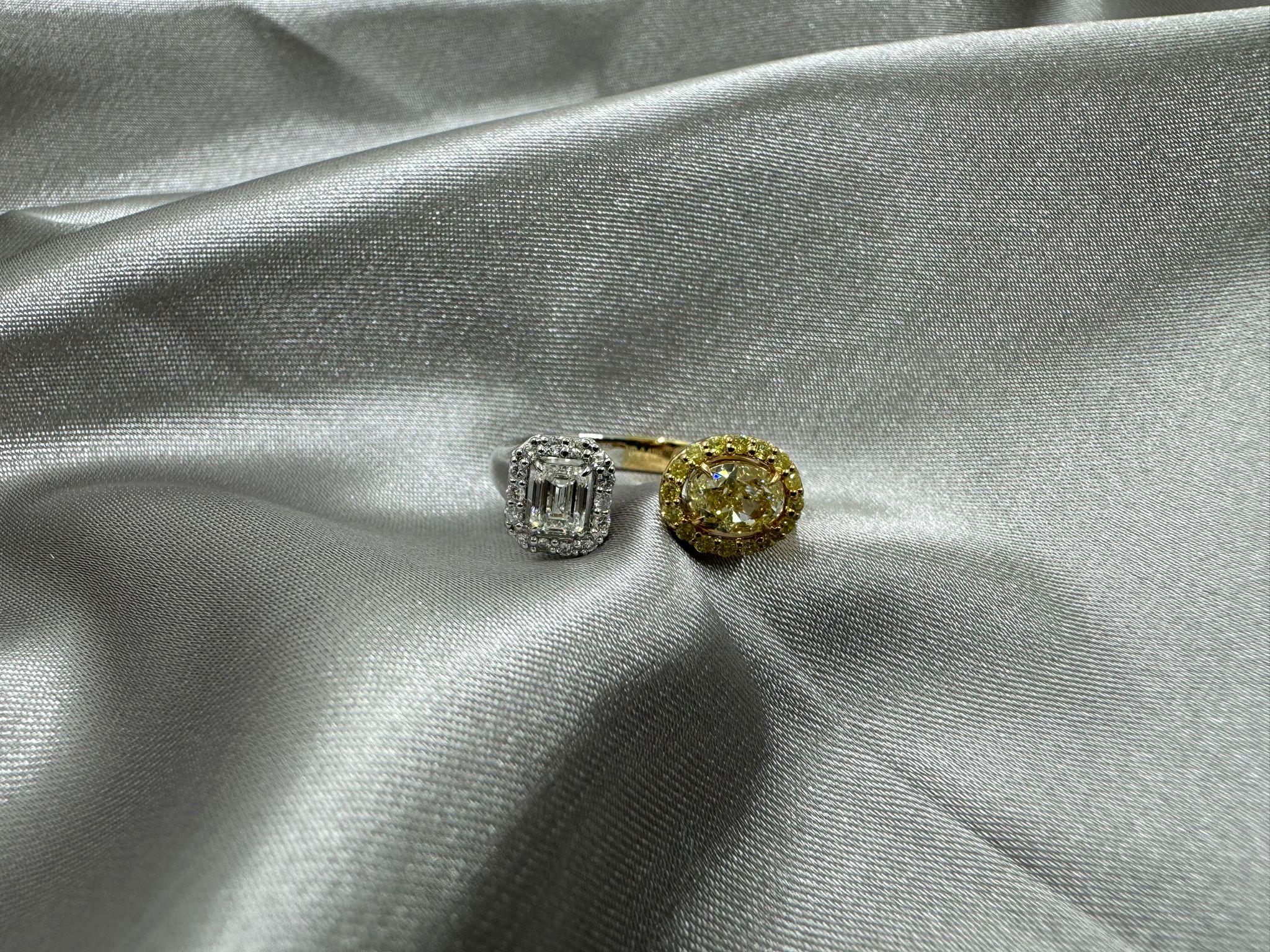 IGI CERTIFIED Bague Toi Et Moi en diamant ovale jaune et émeraude en 18k  en vente 1